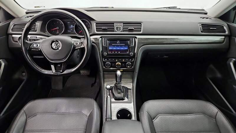 2017 Volkswagen Passat SE 9