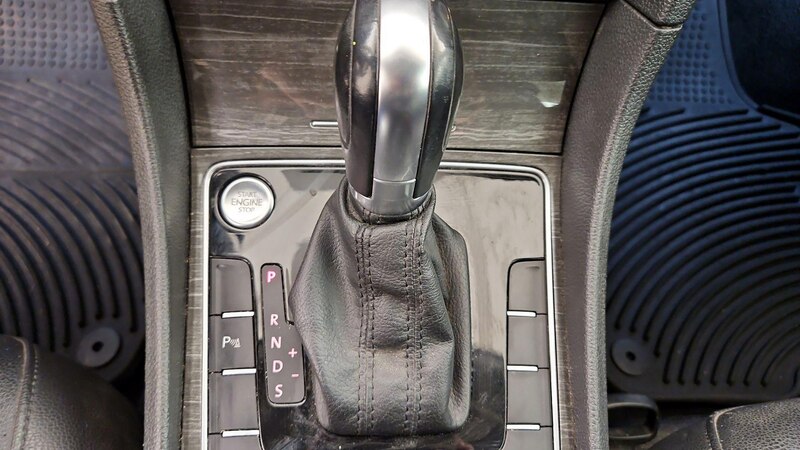 2017 Volkswagen Passat SE 17