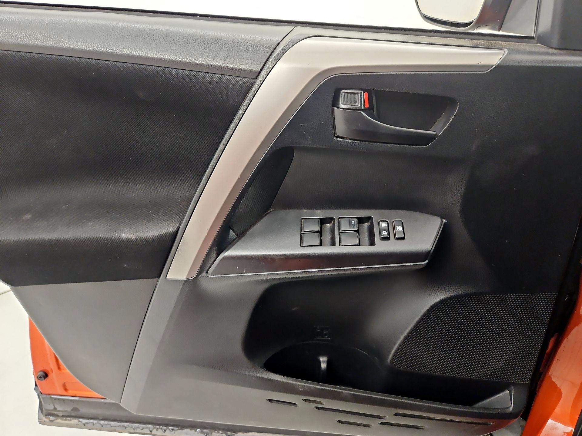 Thumbnail: 2016 Toyota RAV4 - 12