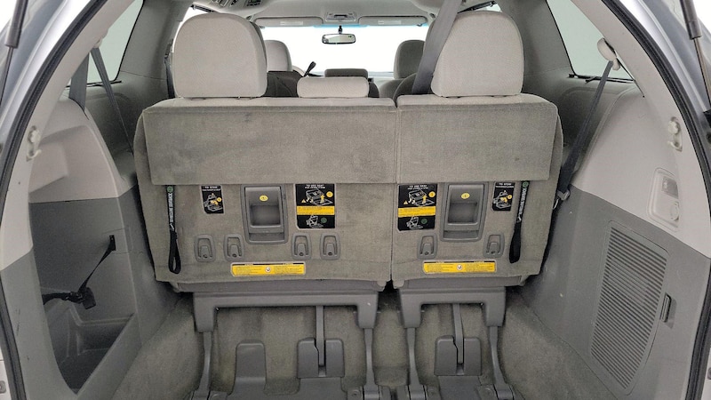 2014 Toyota Sienna LE 21