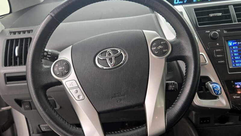 2014 Toyota Prius v Five 10