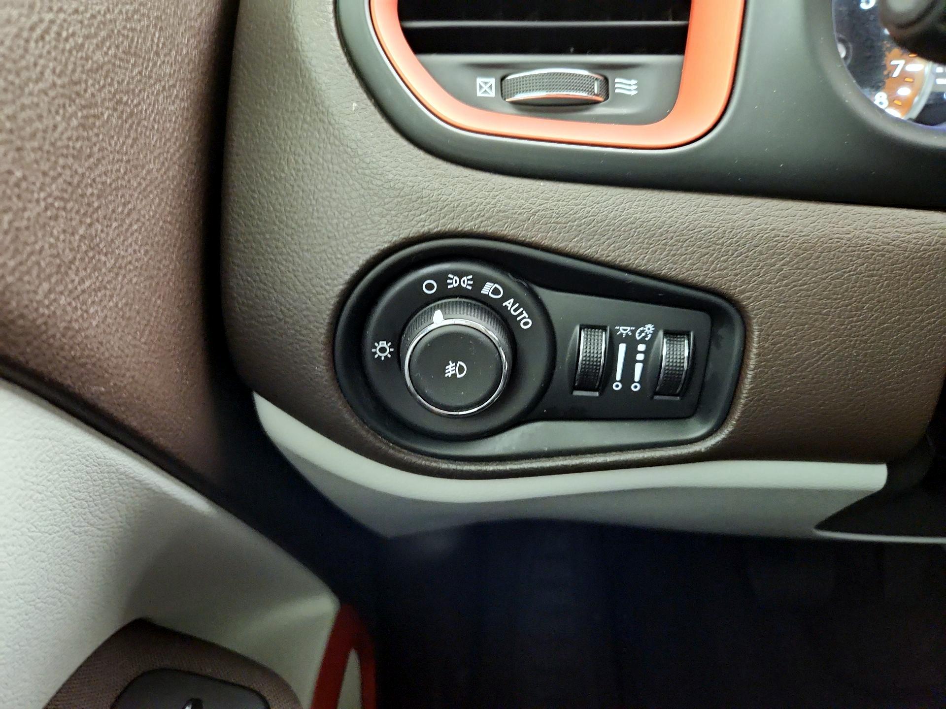 Thumbnail: 2015 Jeep Renegade - 13
