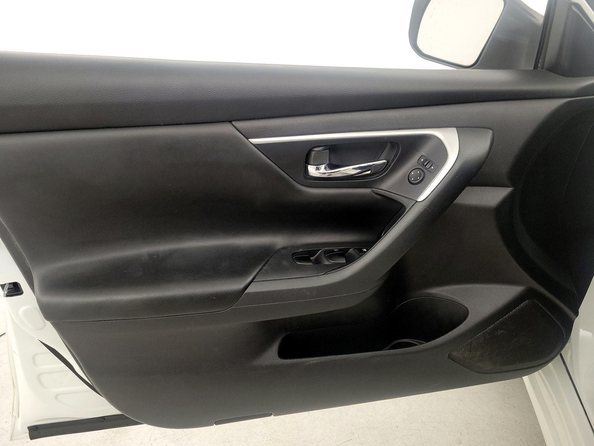 Thumbnail: 2016 Nissan Altima - 12