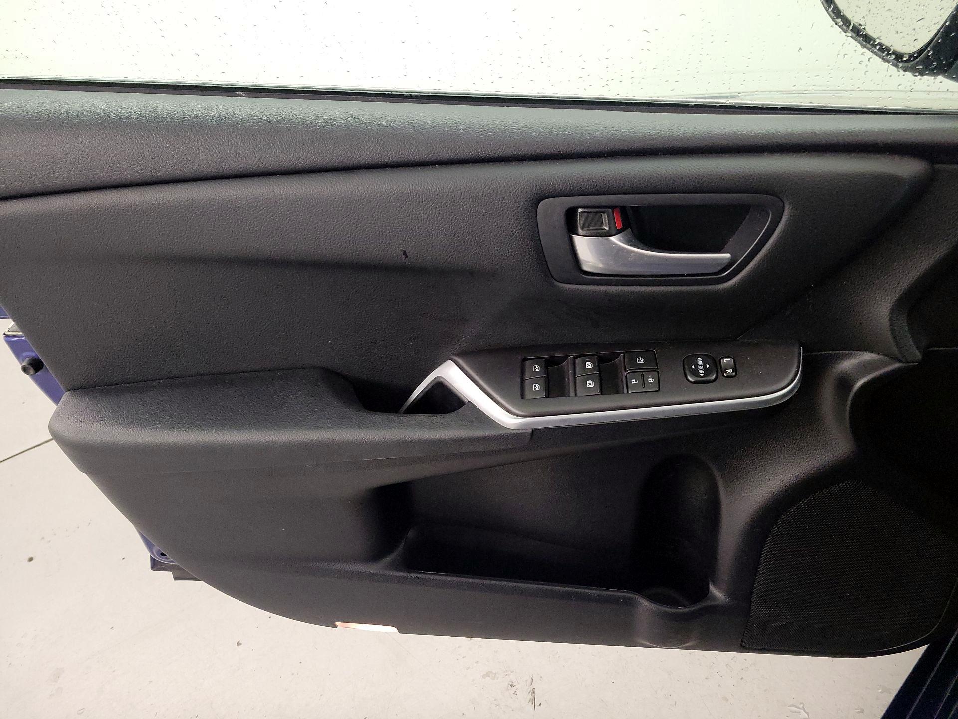 Thumbnail: 2015 Toyota Camry - 12
