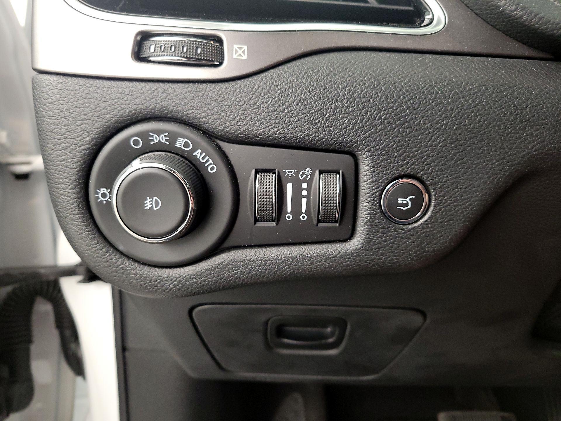 Thumbnail: 2020 Jeep Cherokee - 13