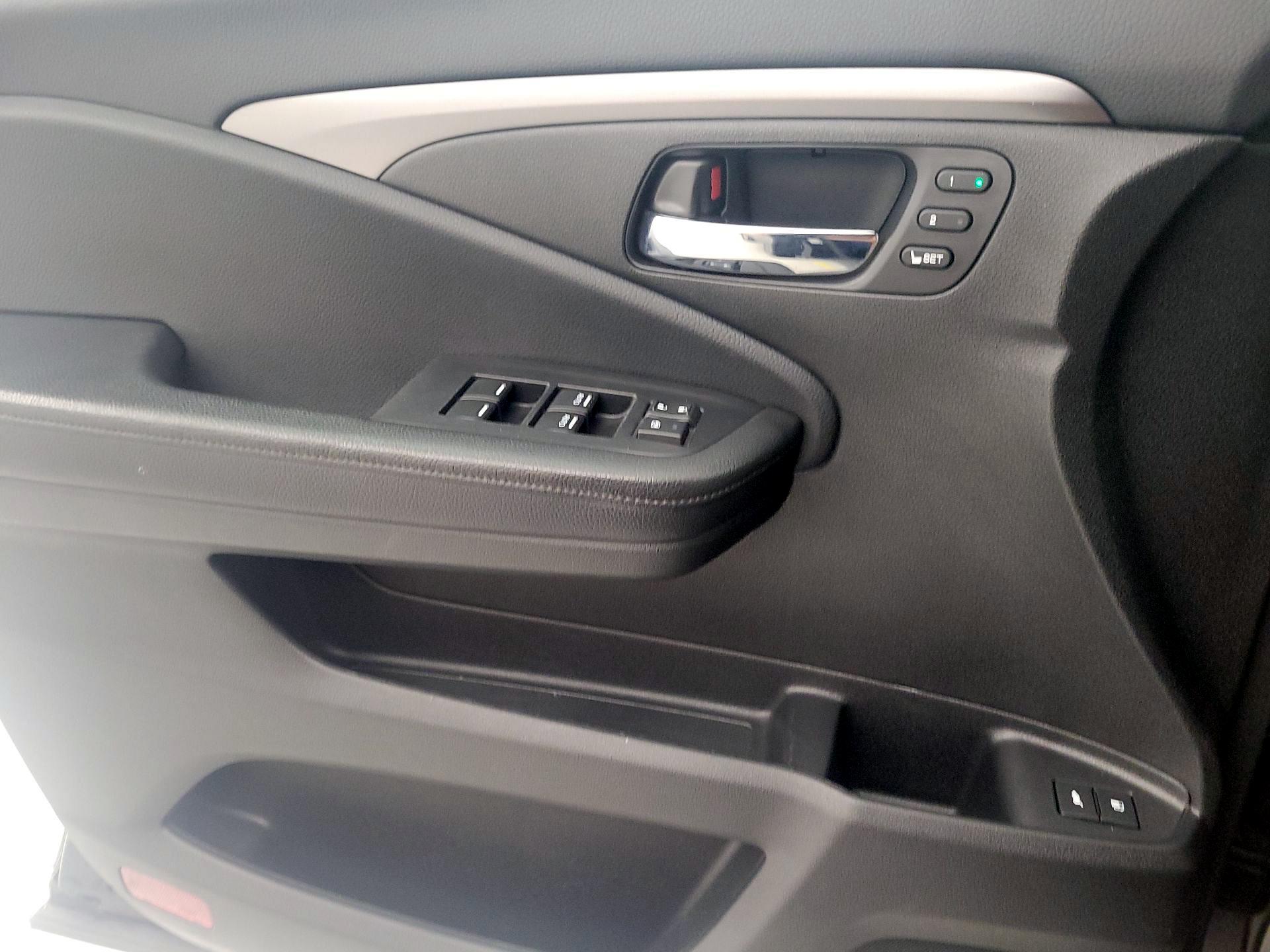 Thumbnail: 2019 Honda Pilot - 12