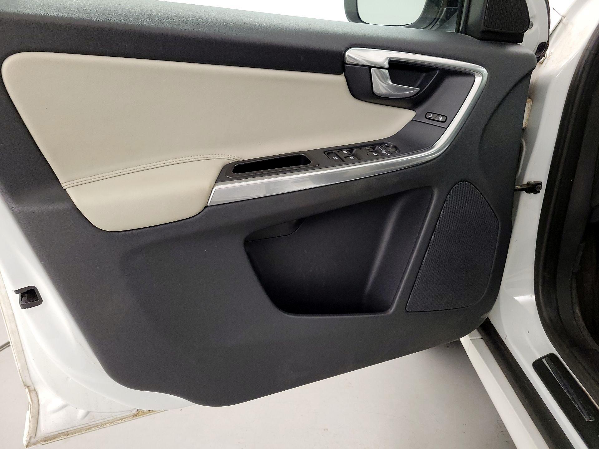 Thumbnail: 2017 Volvo XC60 - 12