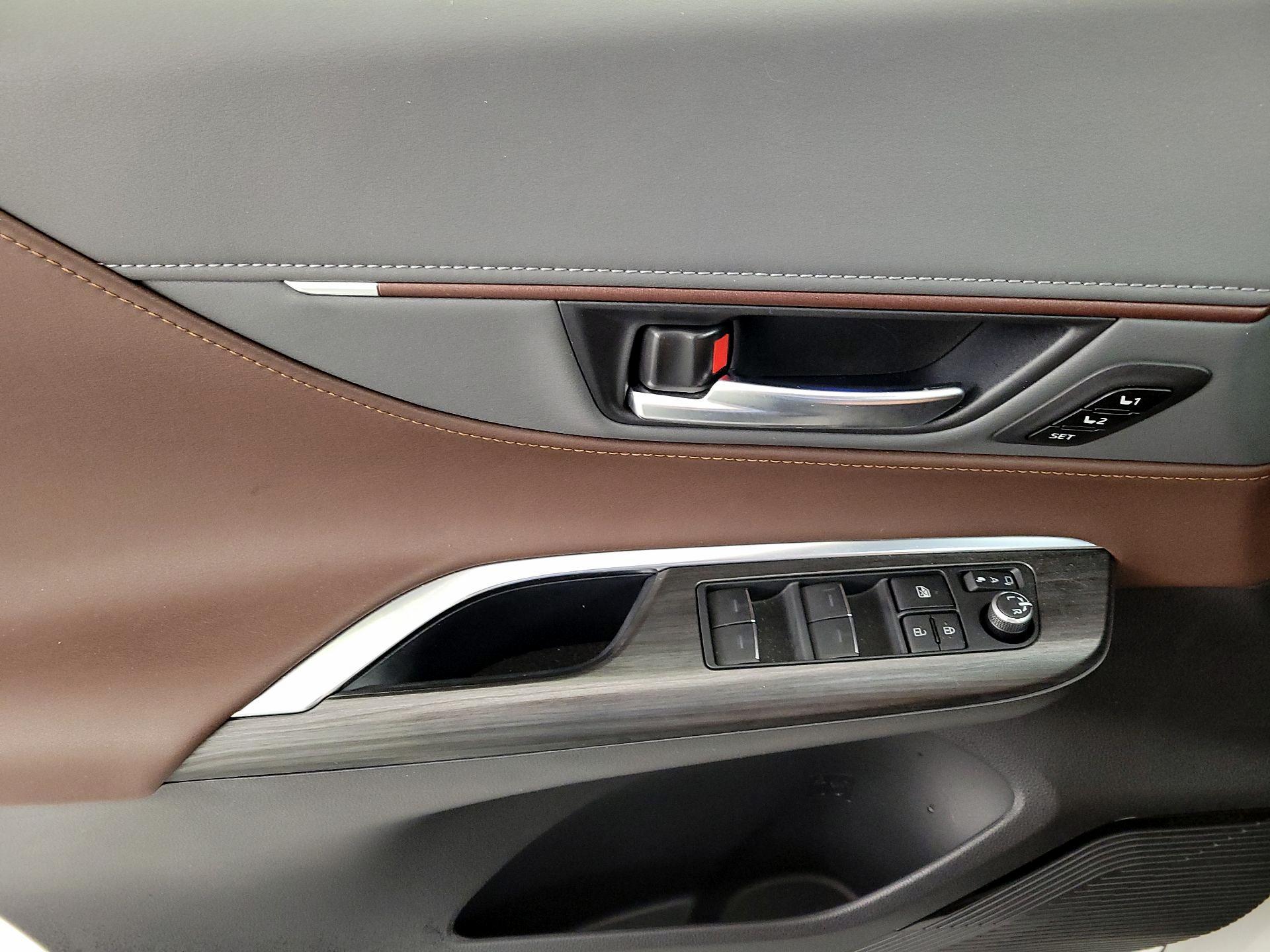 Thumbnail: 2022 Toyota Venza - 12