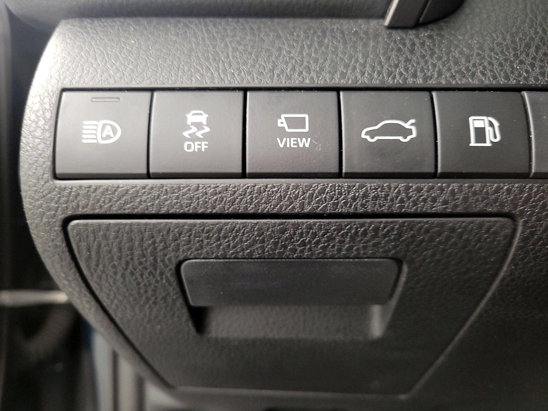 Thumbnail: 2018 Toyota Camry - 13