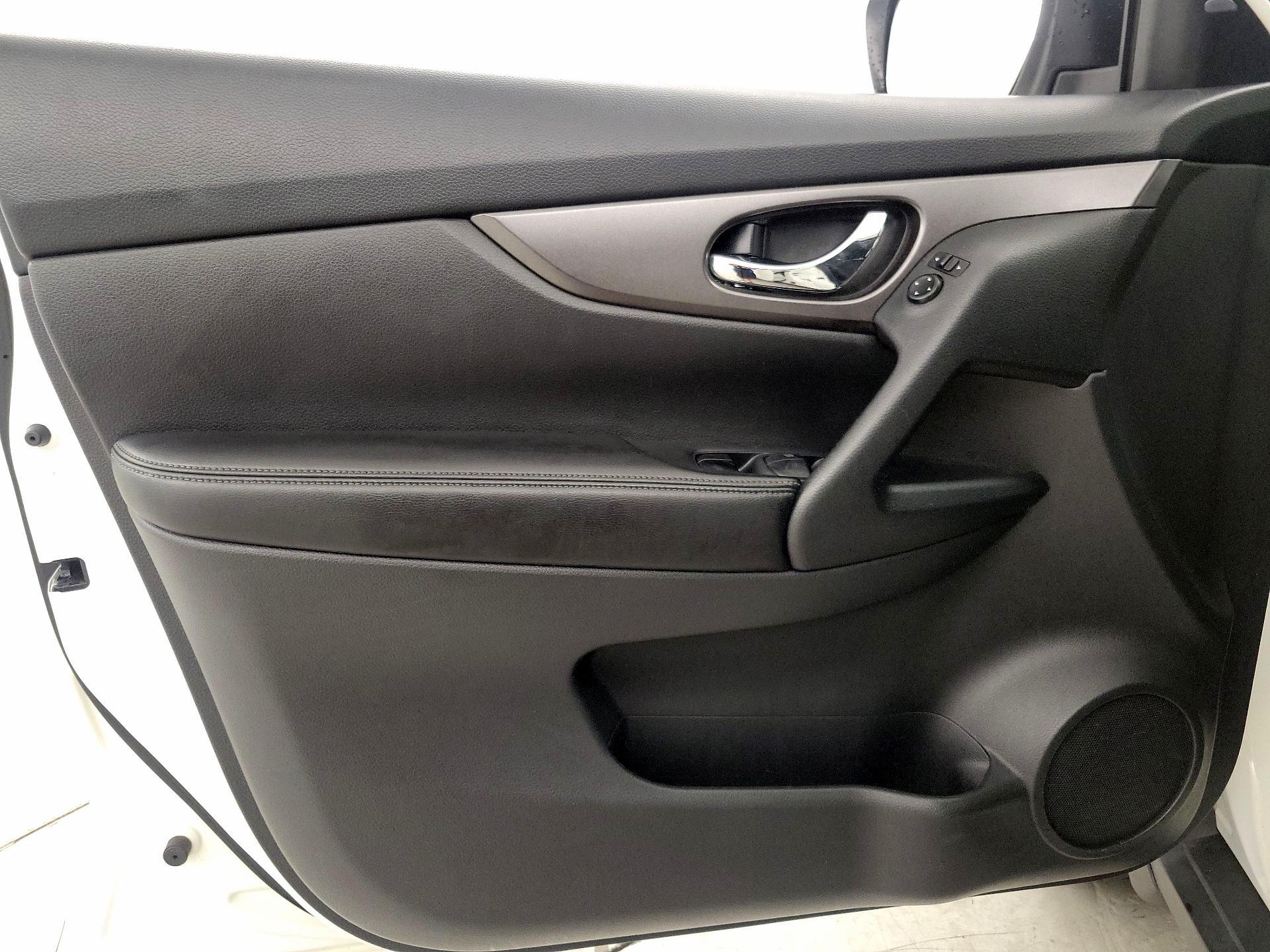 Thumbnail: 2015 Nissan Rogue - 12