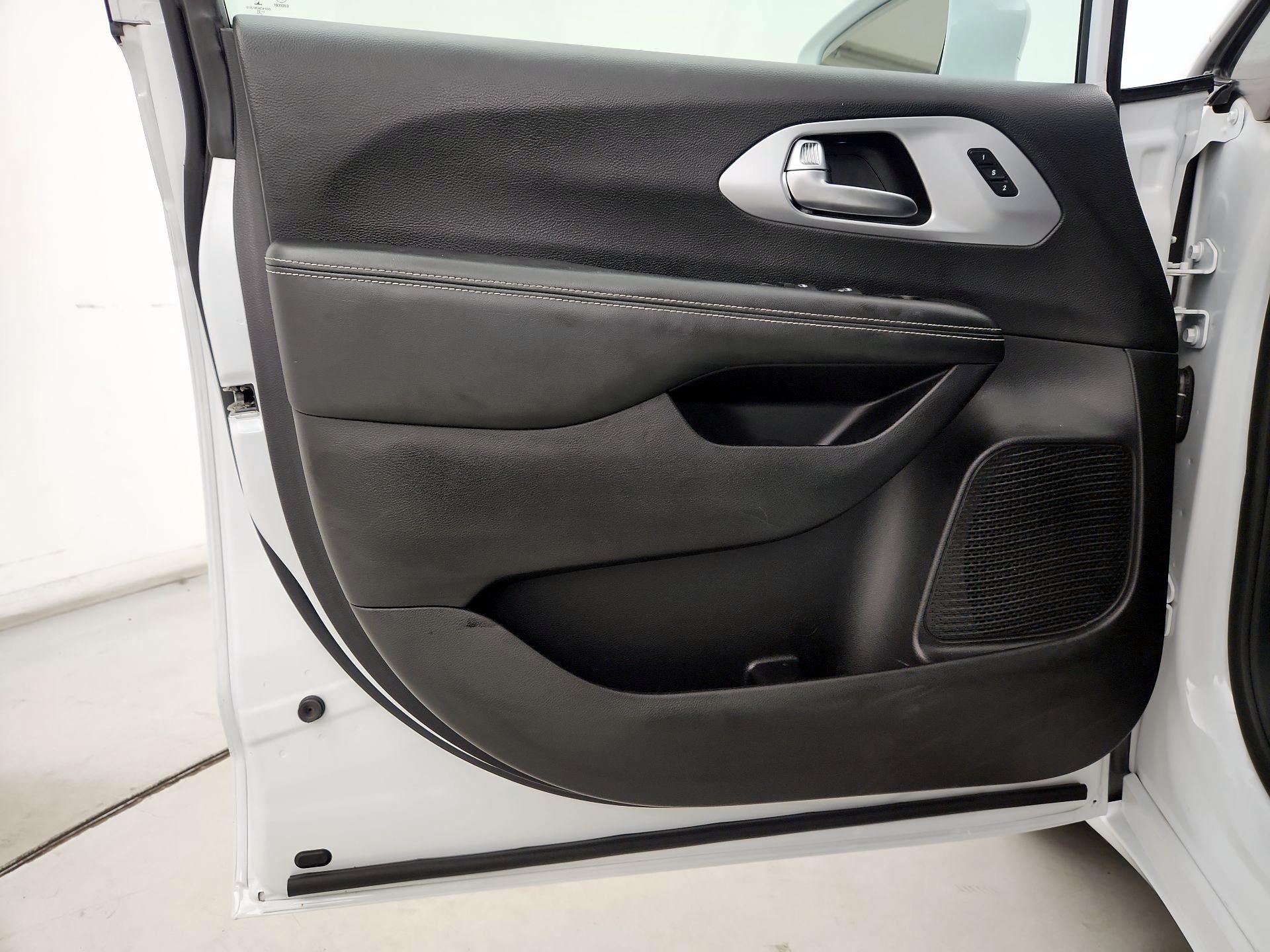 Thumbnail: 2022 Chrysler Pacifica - 12