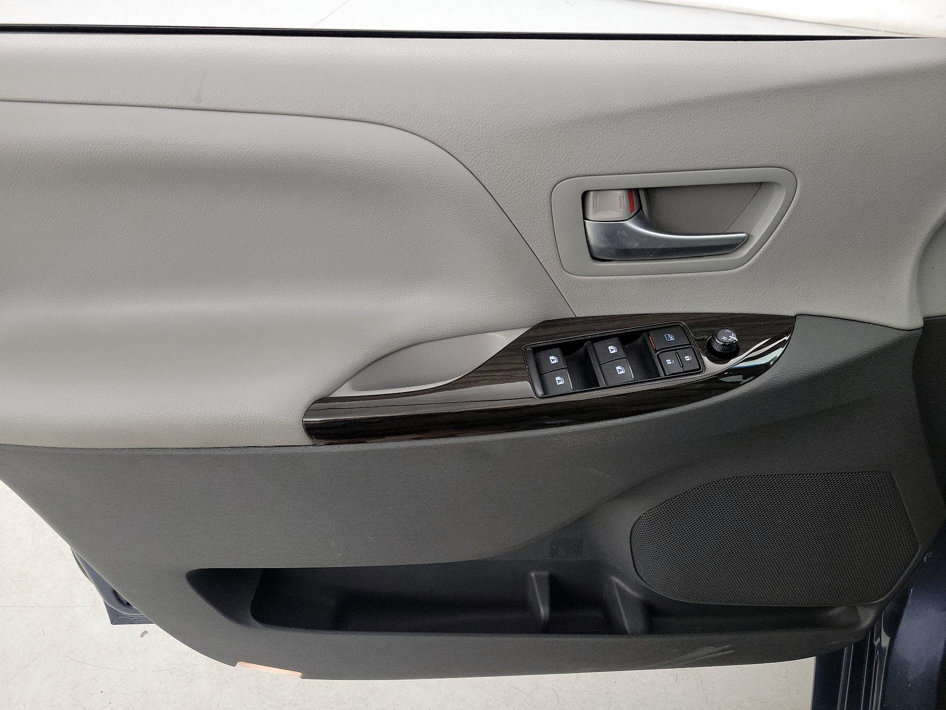 Thumbnail: 2015 Toyota Sienna - 12