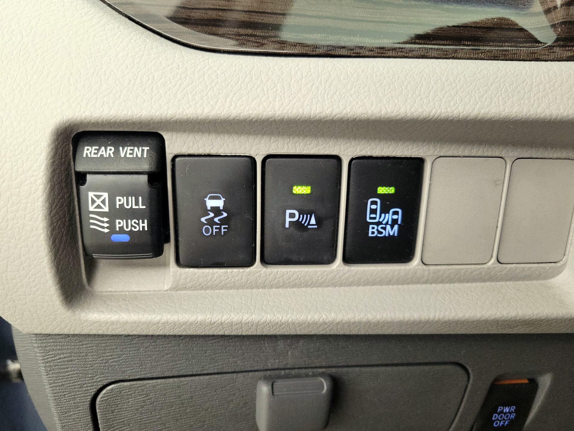 Thumbnail: 2015 Toyota Sienna - 13