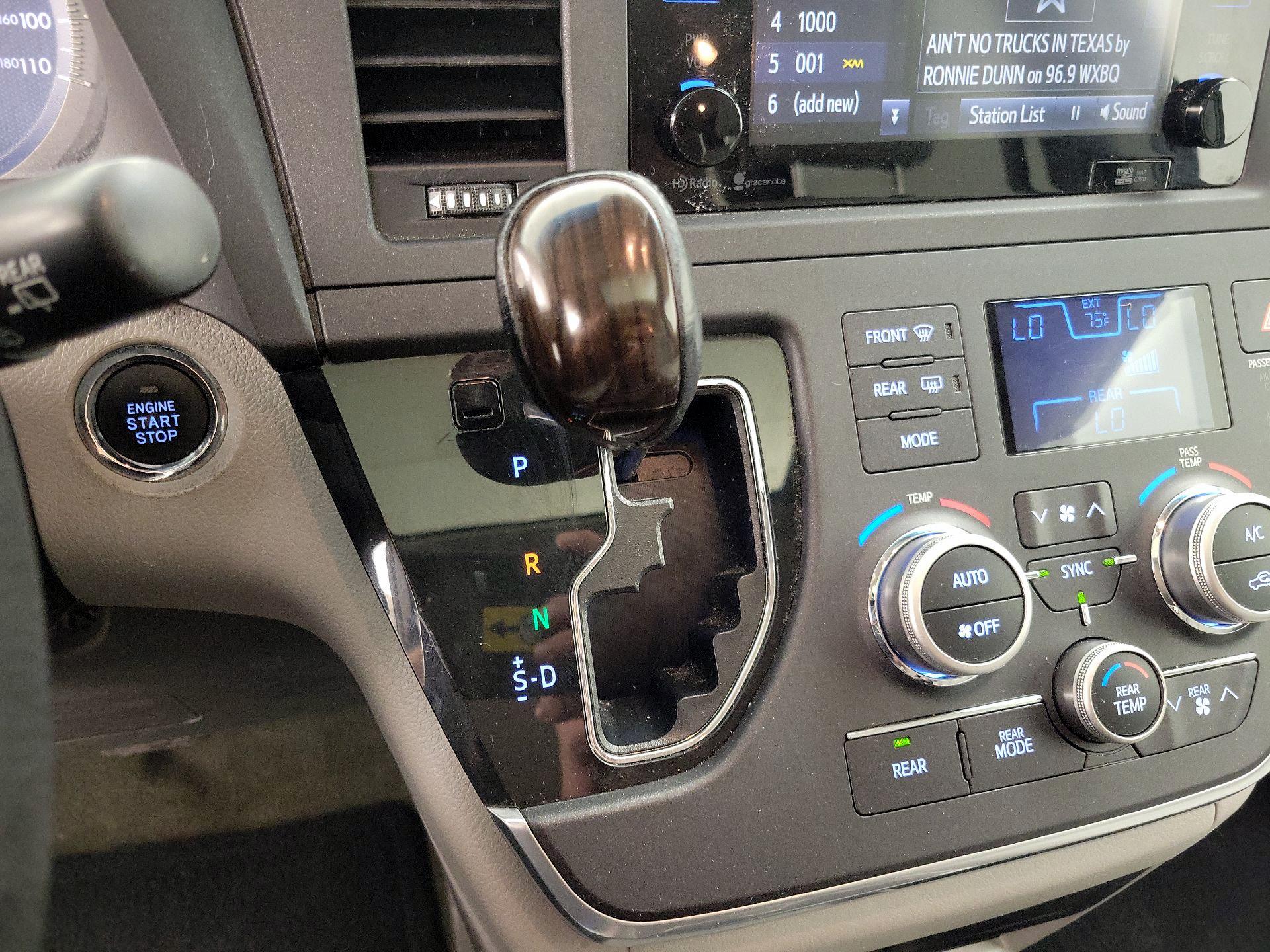 Thumbnail: 2015 Toyota Sienna - 17