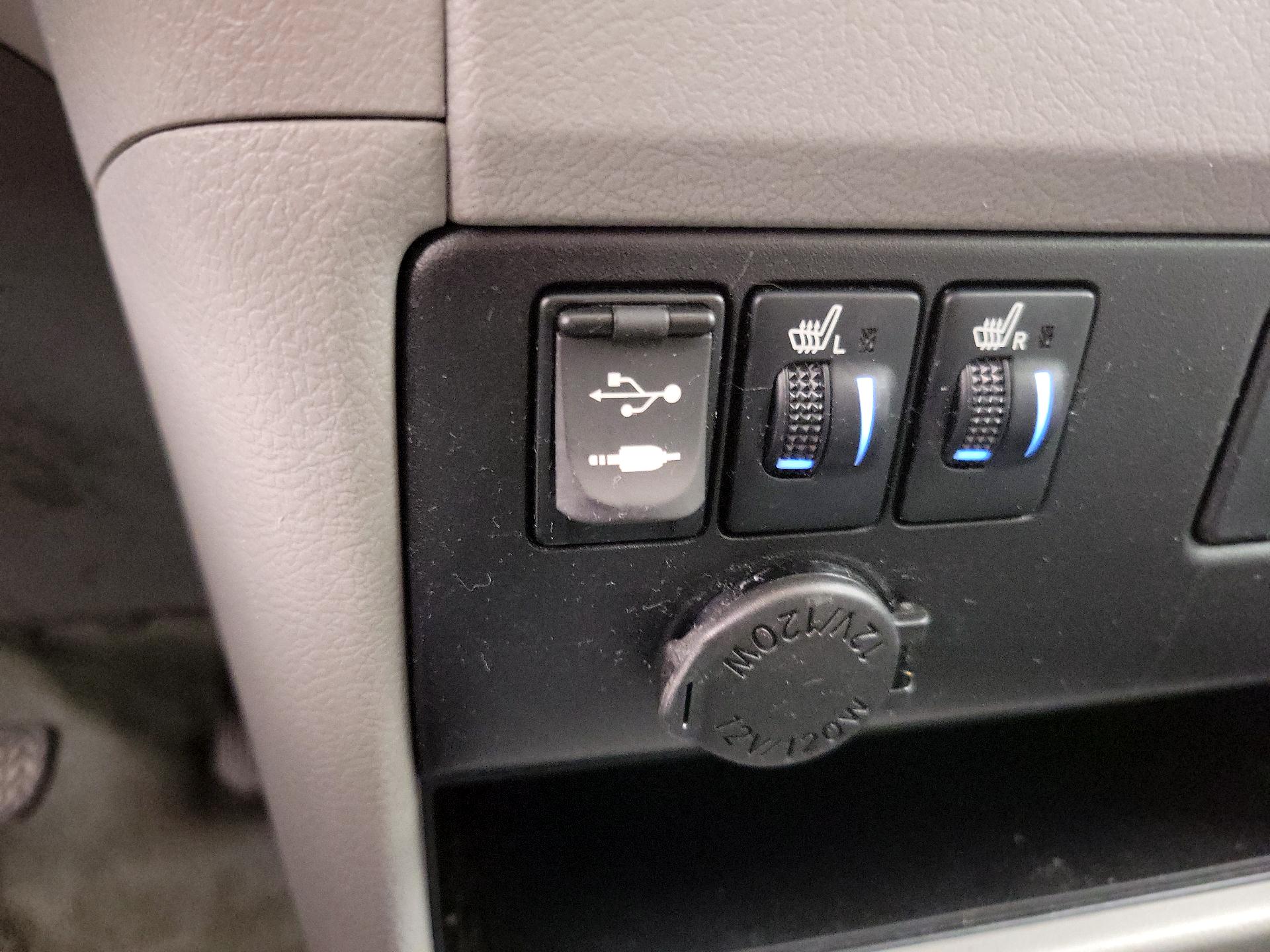 Thumbnail: 2015 Toyota Sienna - 18