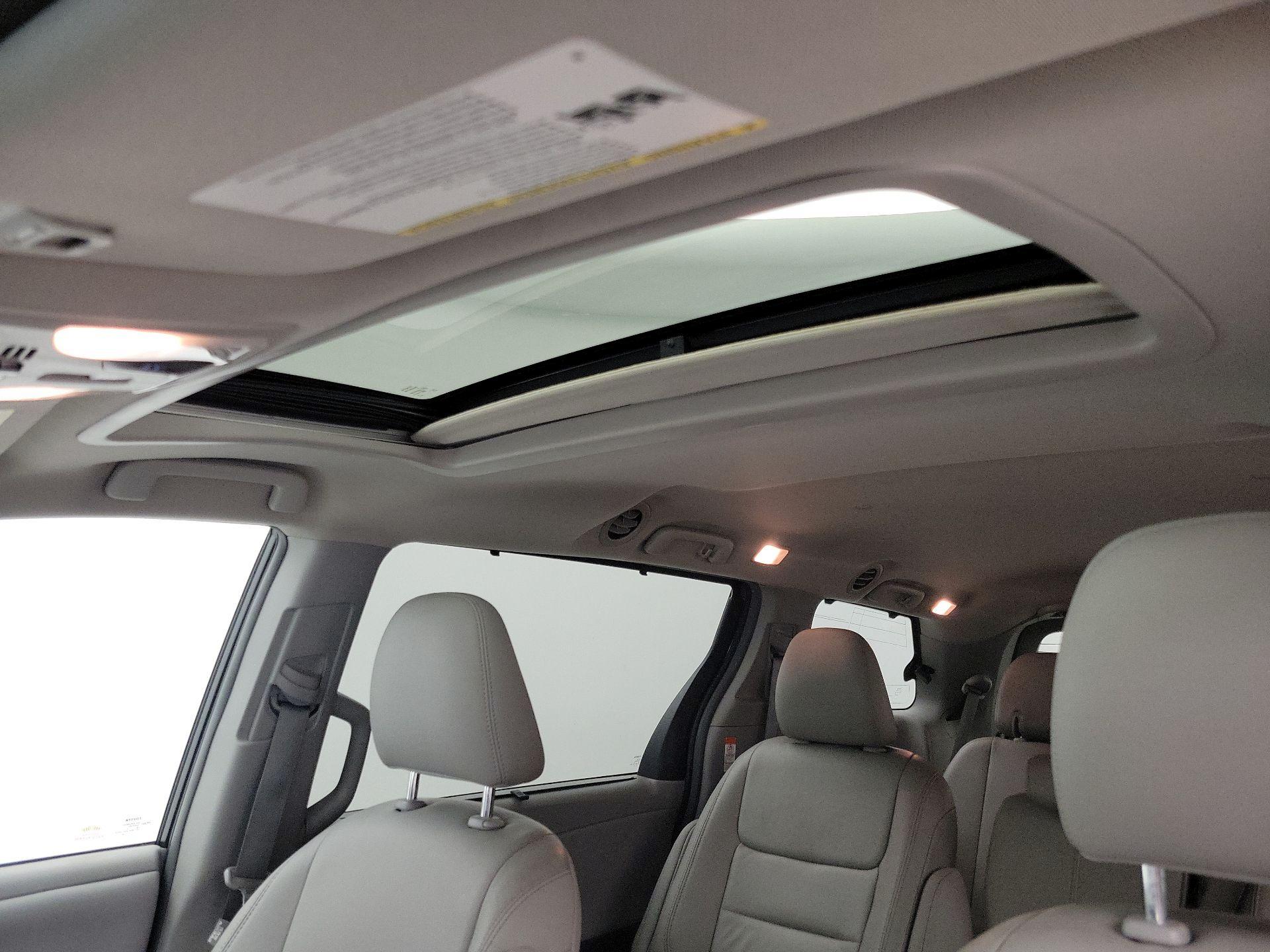Thumbnail: 2015 Toyota Sienna - 19