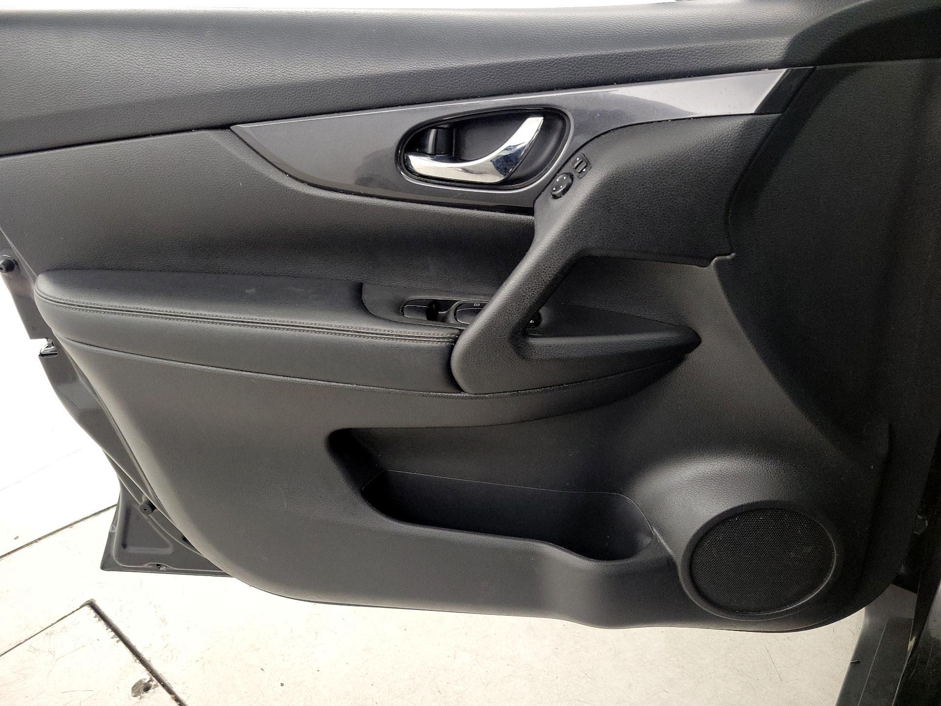 Thumbnail: 2018 Nissan Rogue - 12