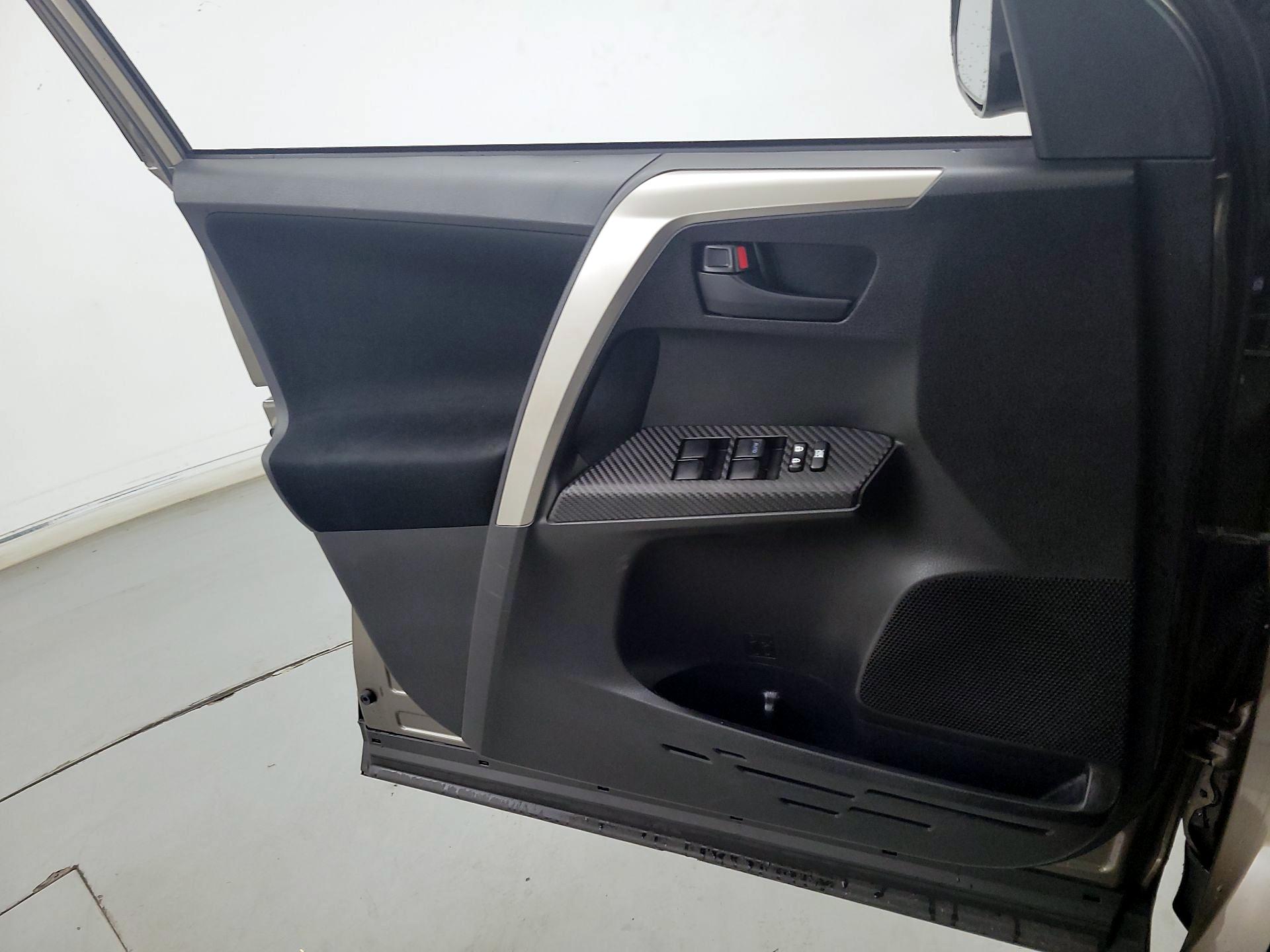 Thumbnail: 2015 Toyota RAV4 - 12