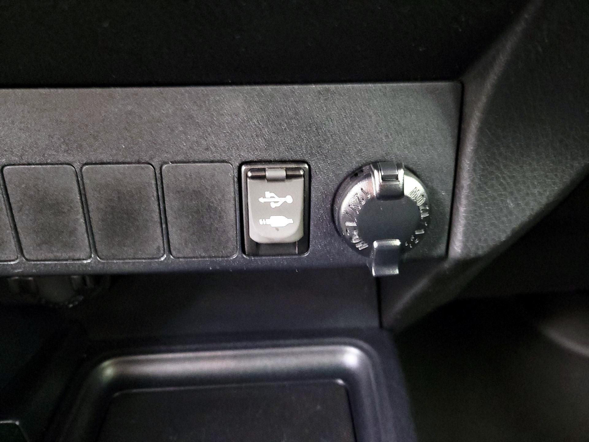Thumbnail: 2015 Toyota RAV4 - 18