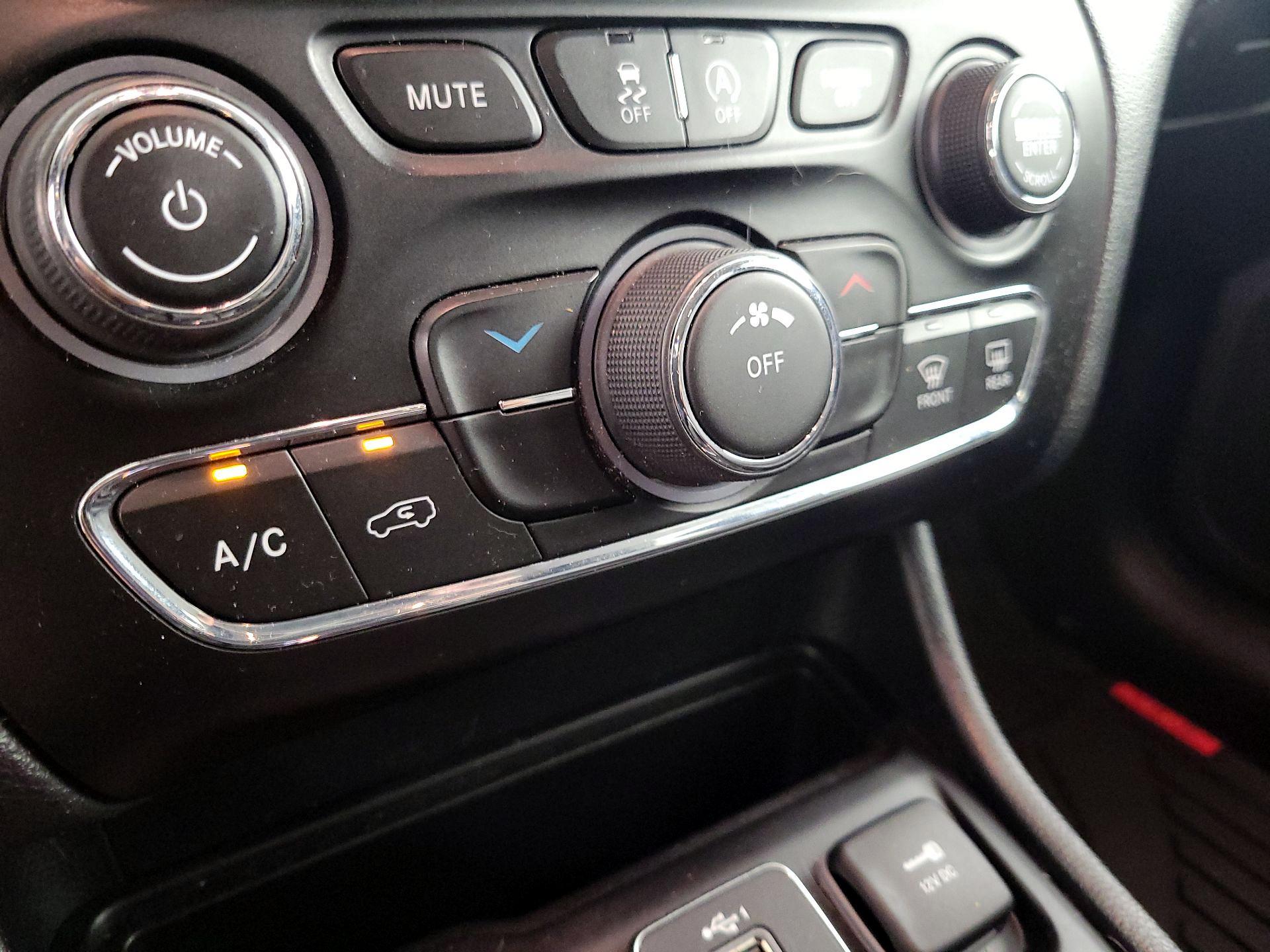 Thumbnail: 2020 Jeep Cherokee - 16