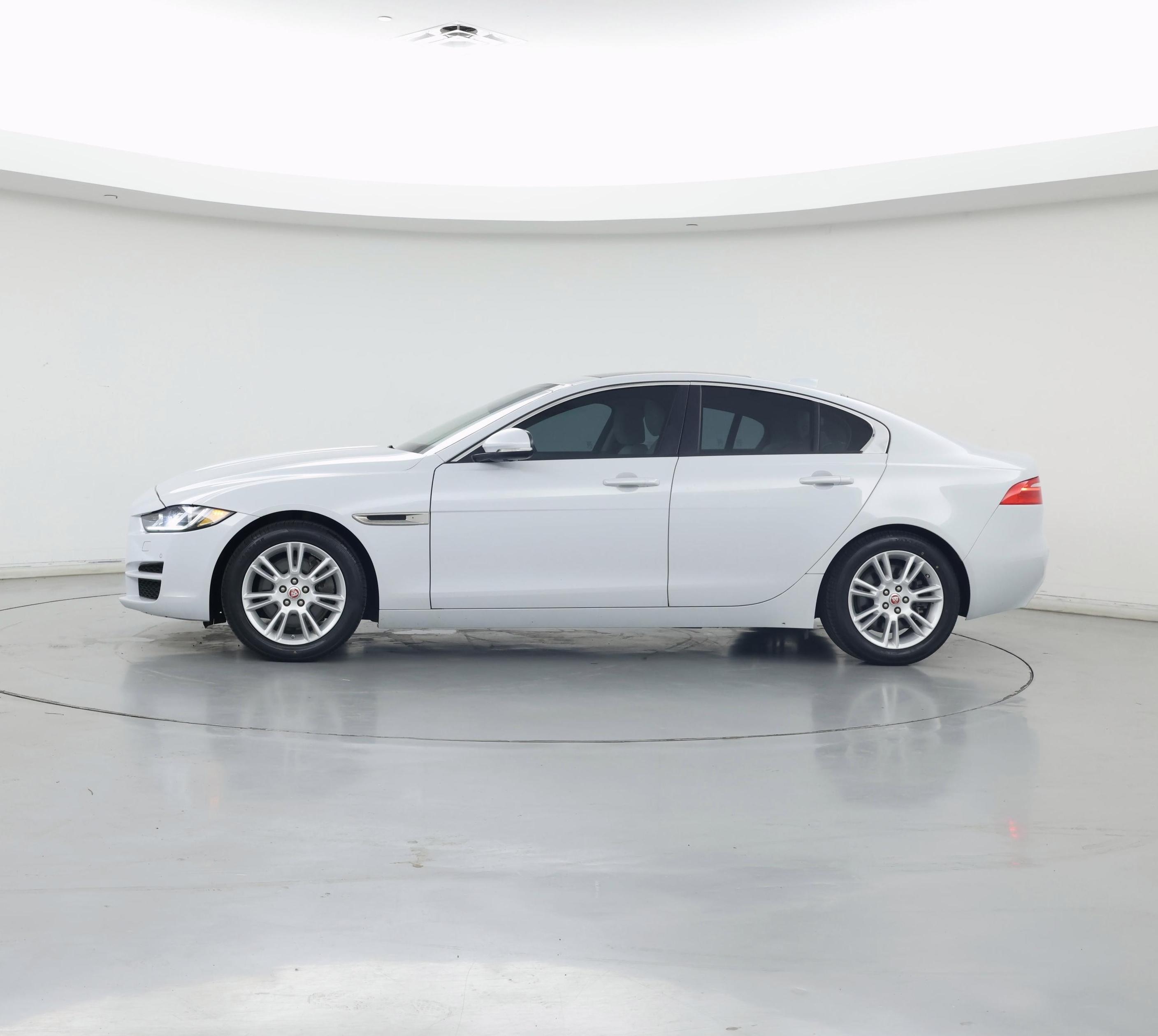 Thumbnail: 2017 Jaguar XE - 3