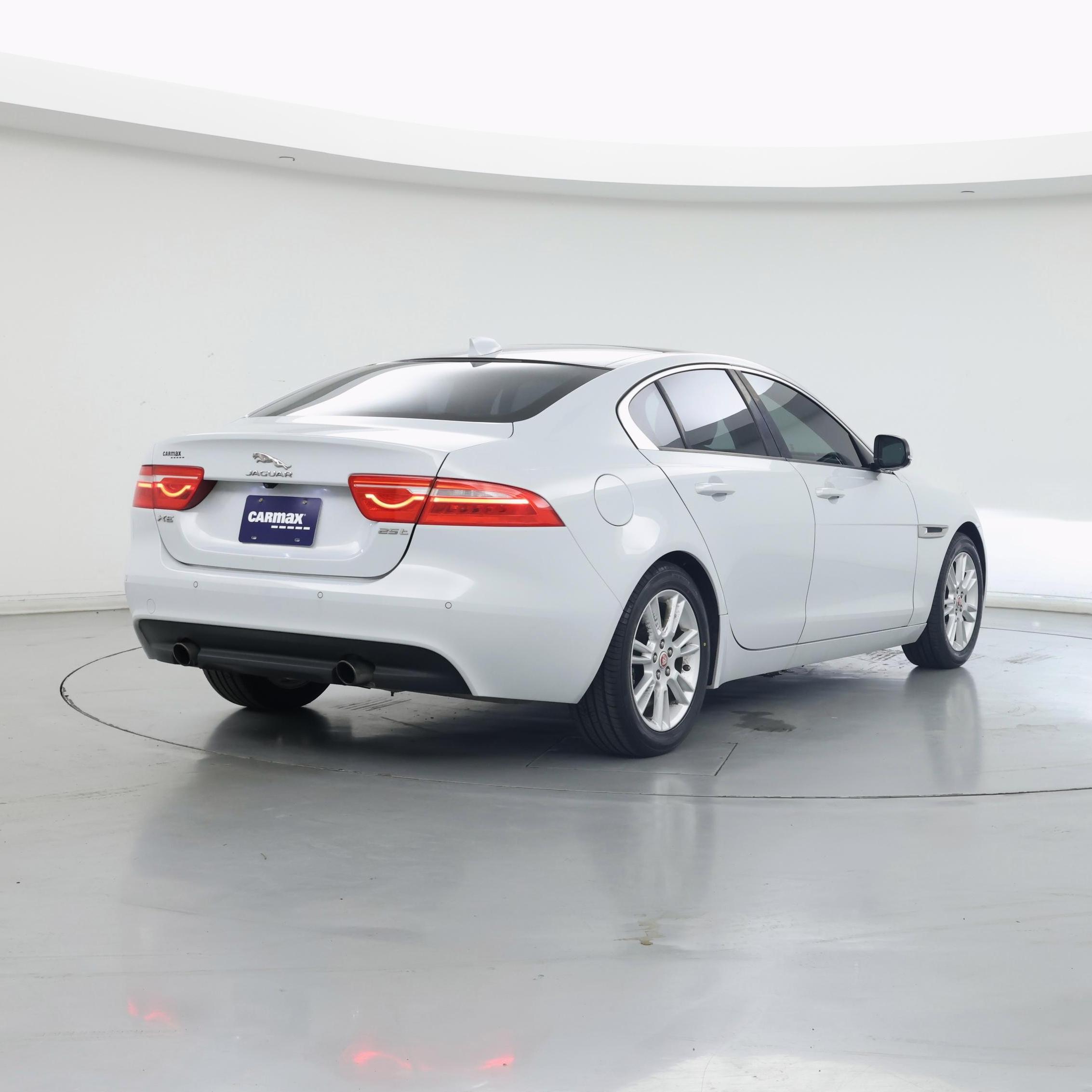 Thumbnail: 2017 Jaguar XE - 8