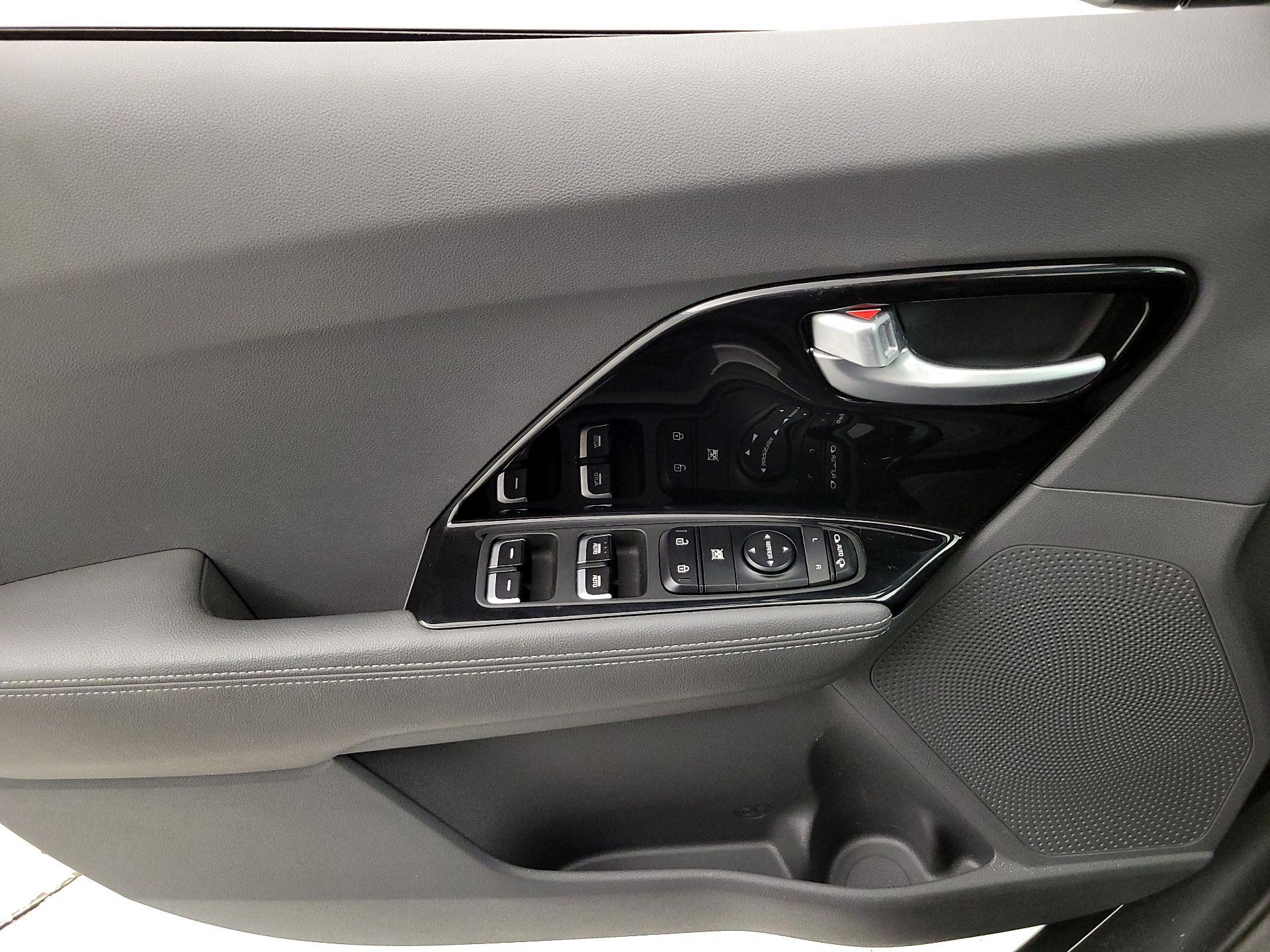 Thumbnail: 2017 Kia Niro - 12