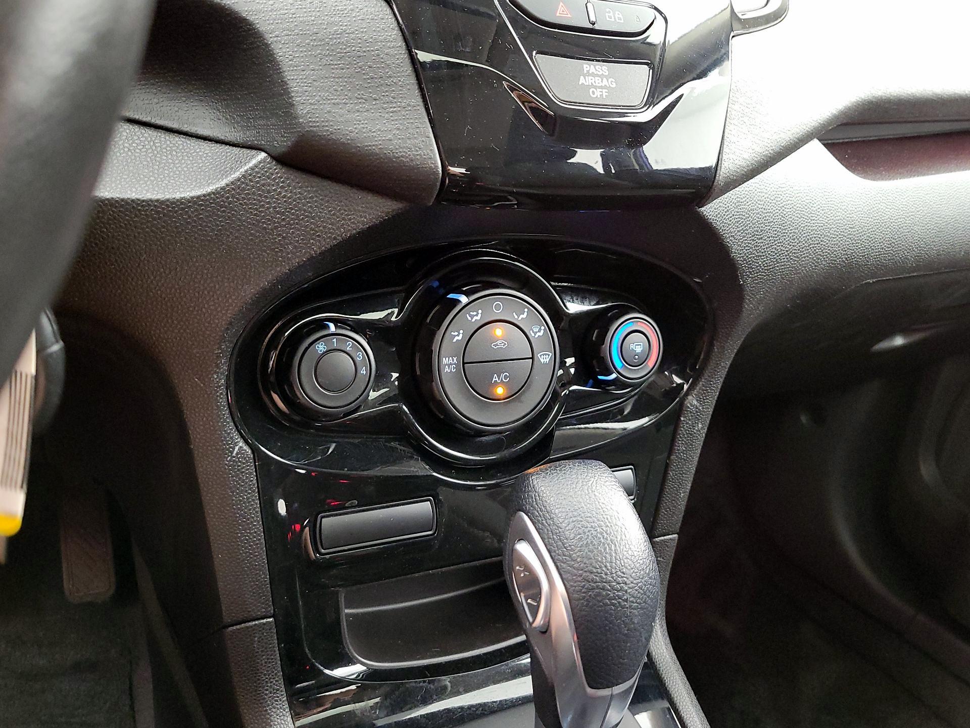 Thumbnail: 2014 Ford Fiesta - 15