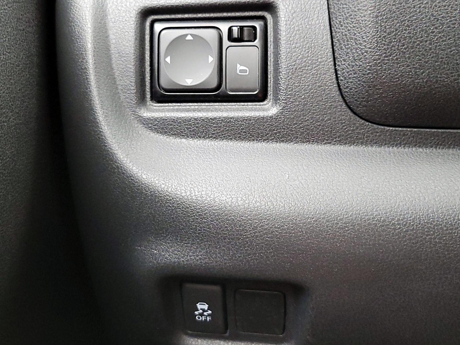Thumbnail: 2014 Nissan Versa Note - 13