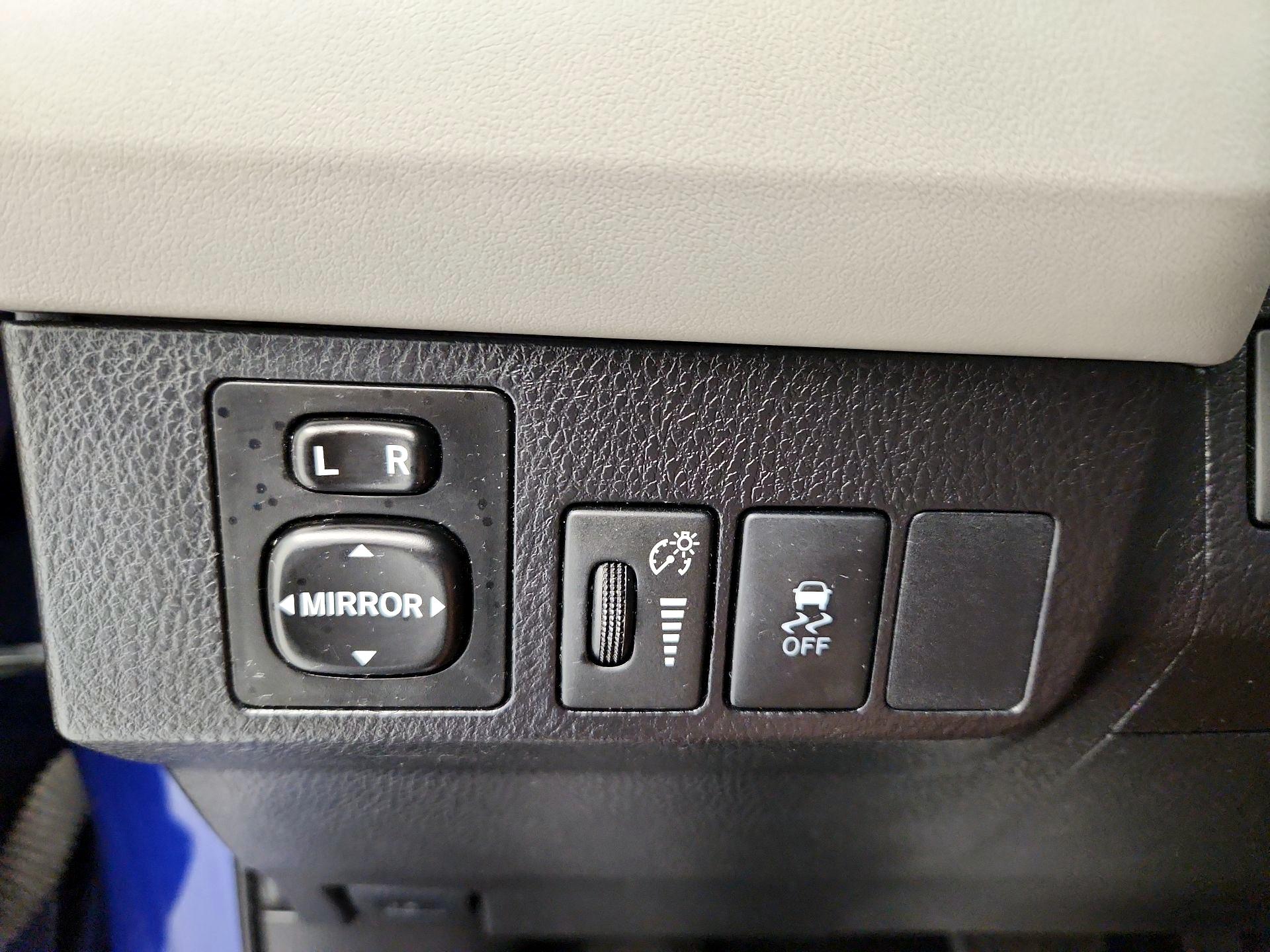 Thumbnail: 2015 Toyota RAV4 - 13
