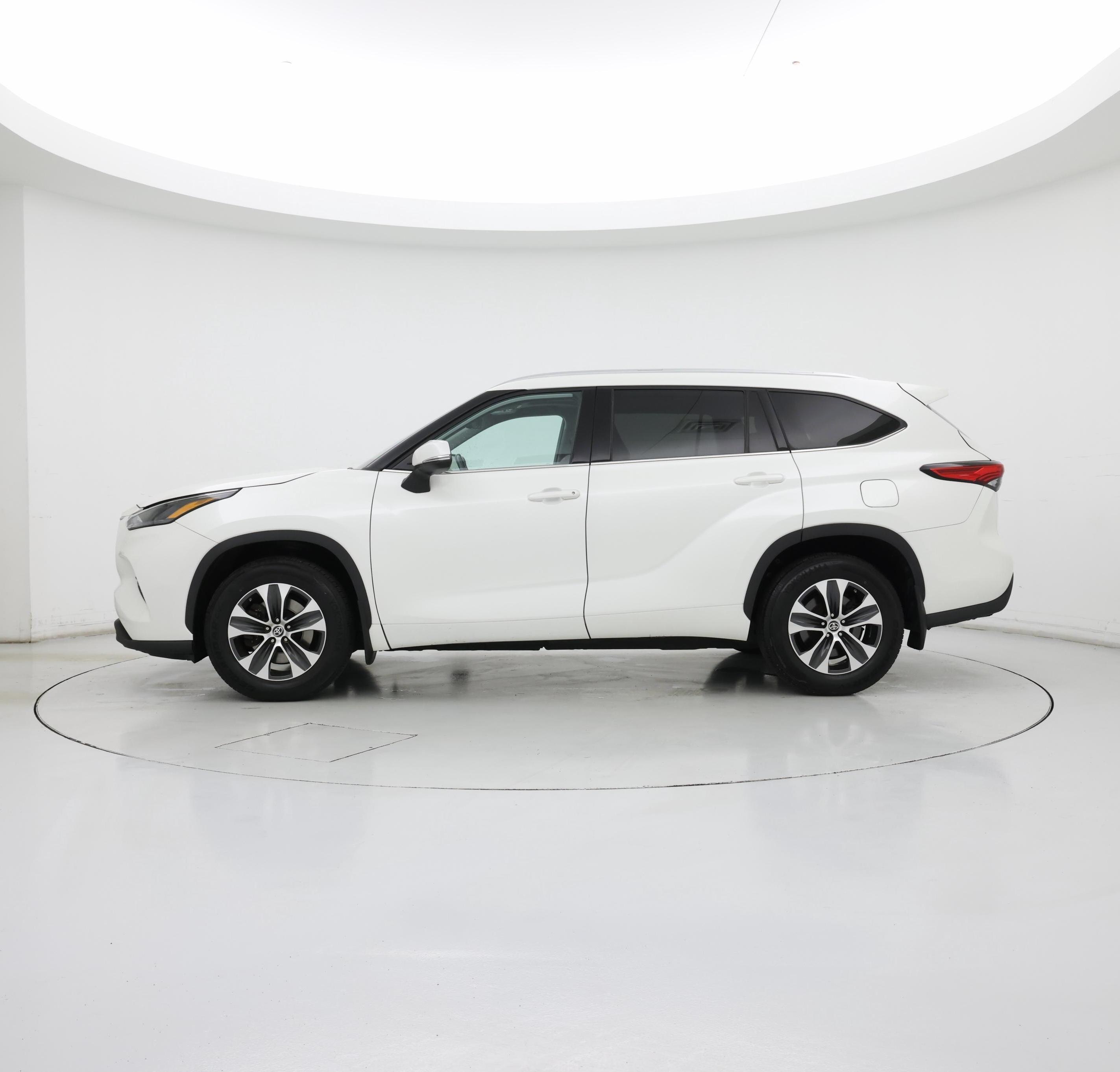 Thumbnail: 2021 Toyota Highlander - 3