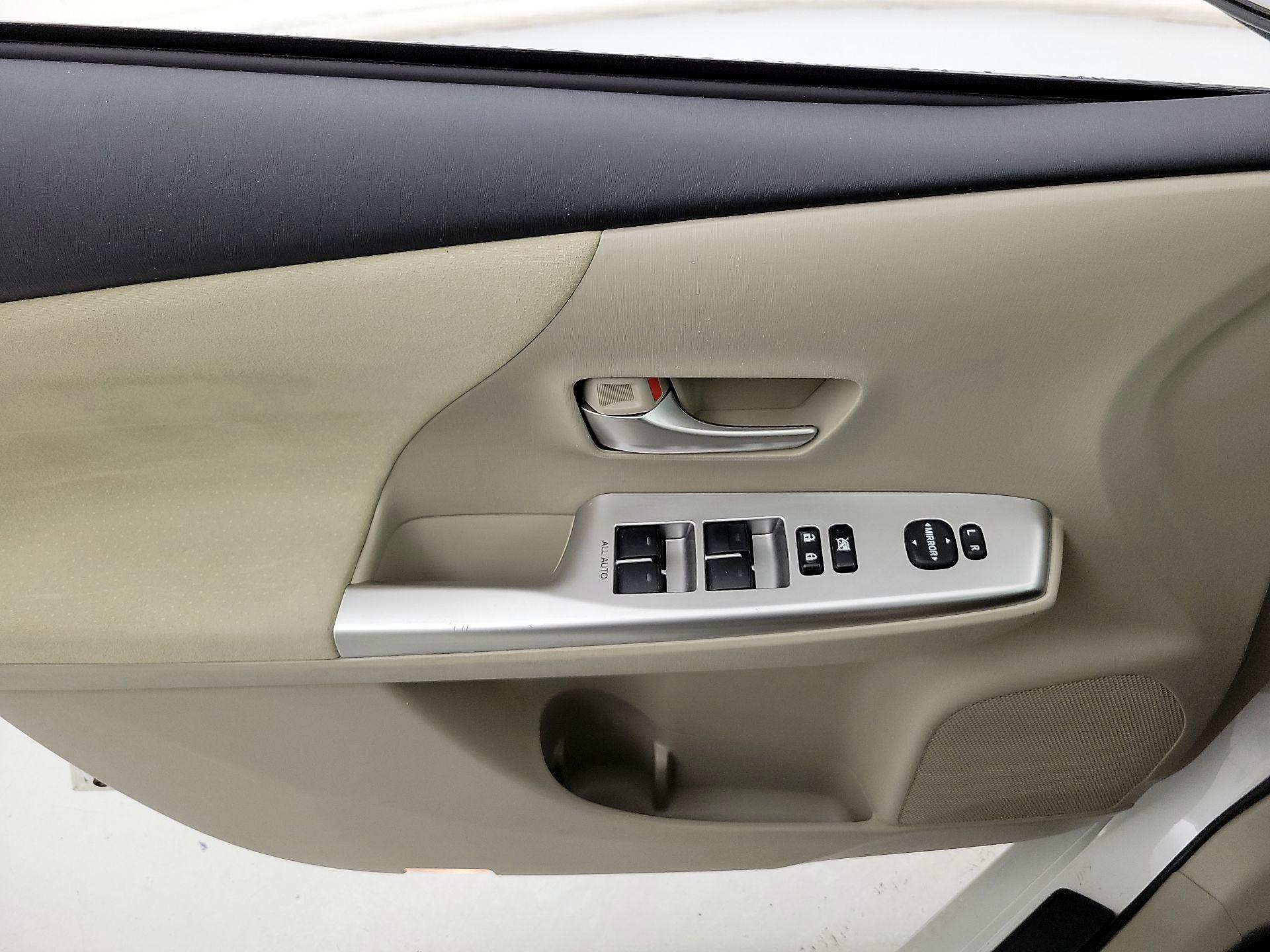 Thumbnail: 2013 Toyota Prius v - 12