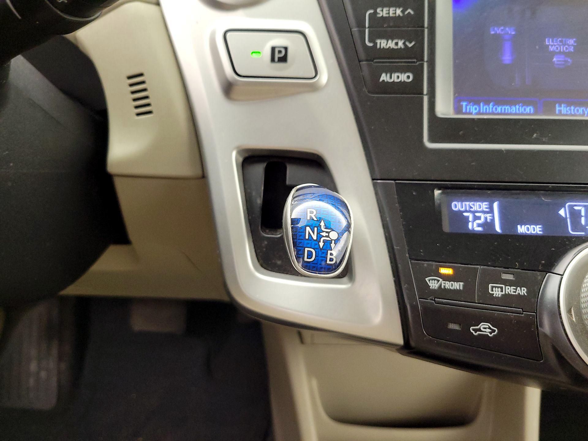 Thumbnail: 2013 Toyota Prius v - 17