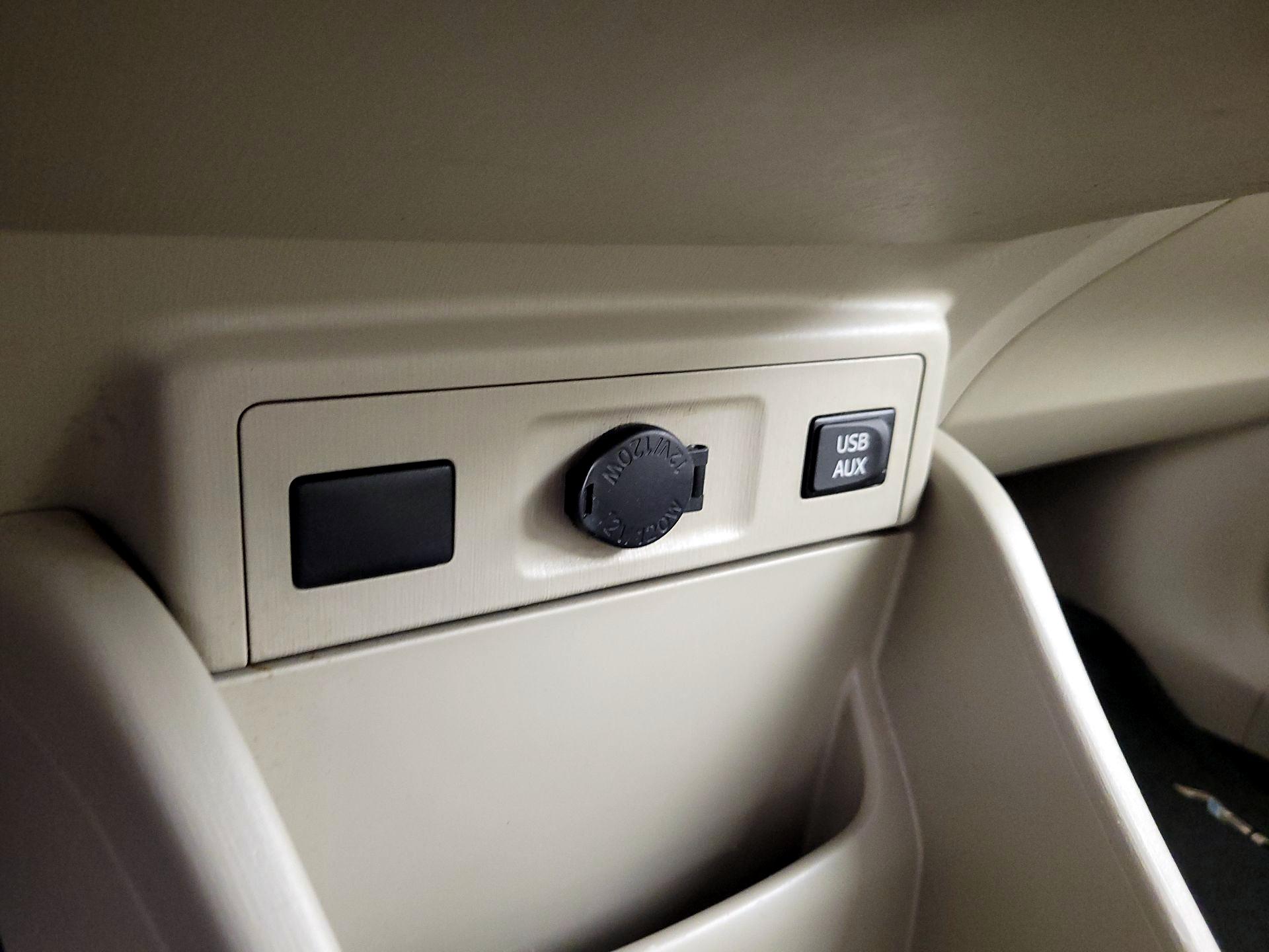 Thumbnail: 2013 Toyota Prius v - 18