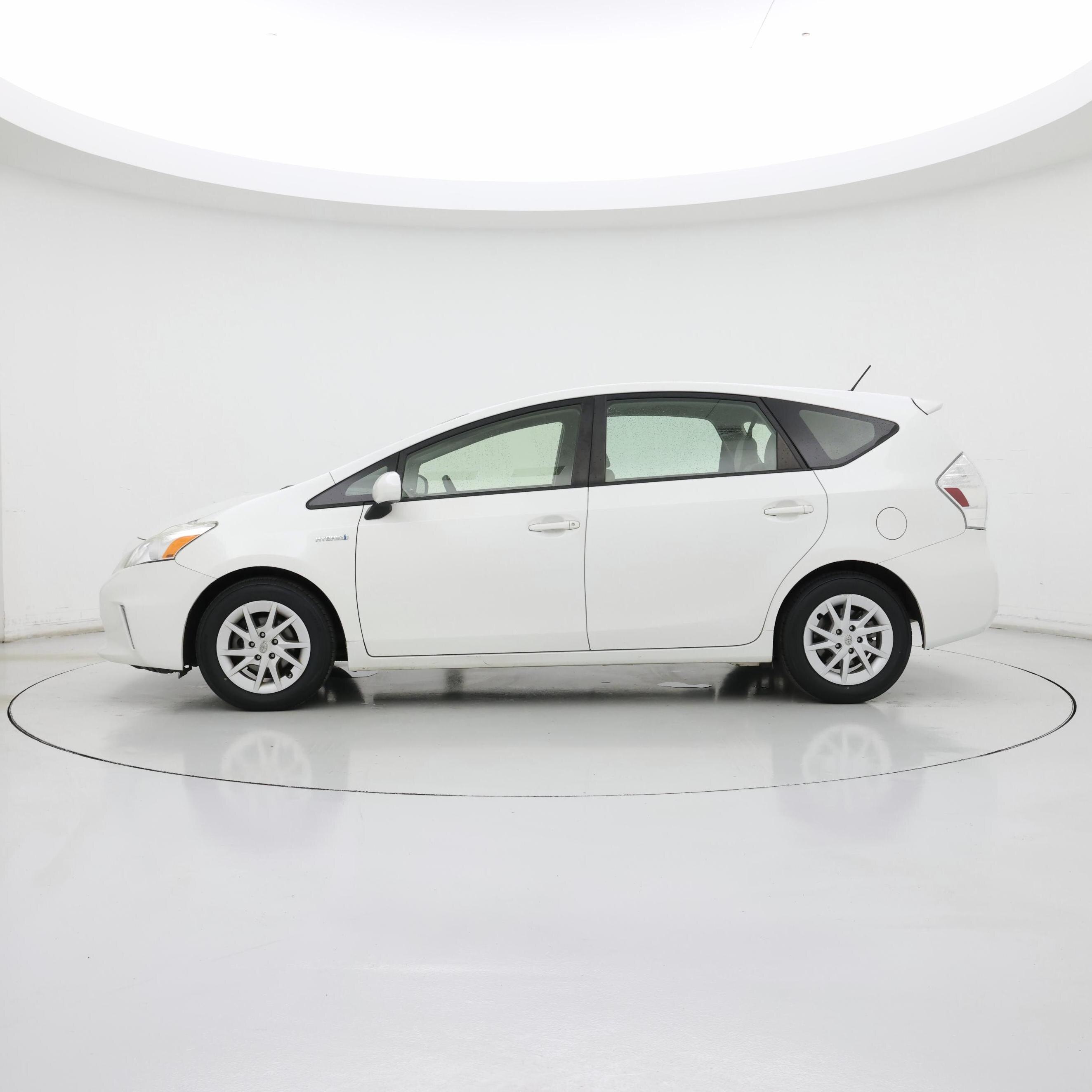 Thumbnail: 2013 Toyota Prius v - 3