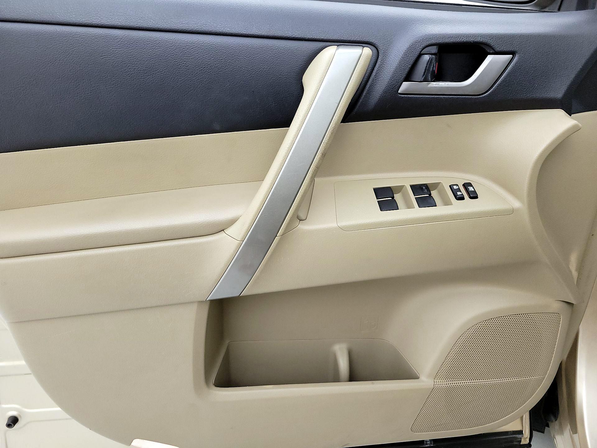 Thumbnail: 2013 Toyota Highlander - 12