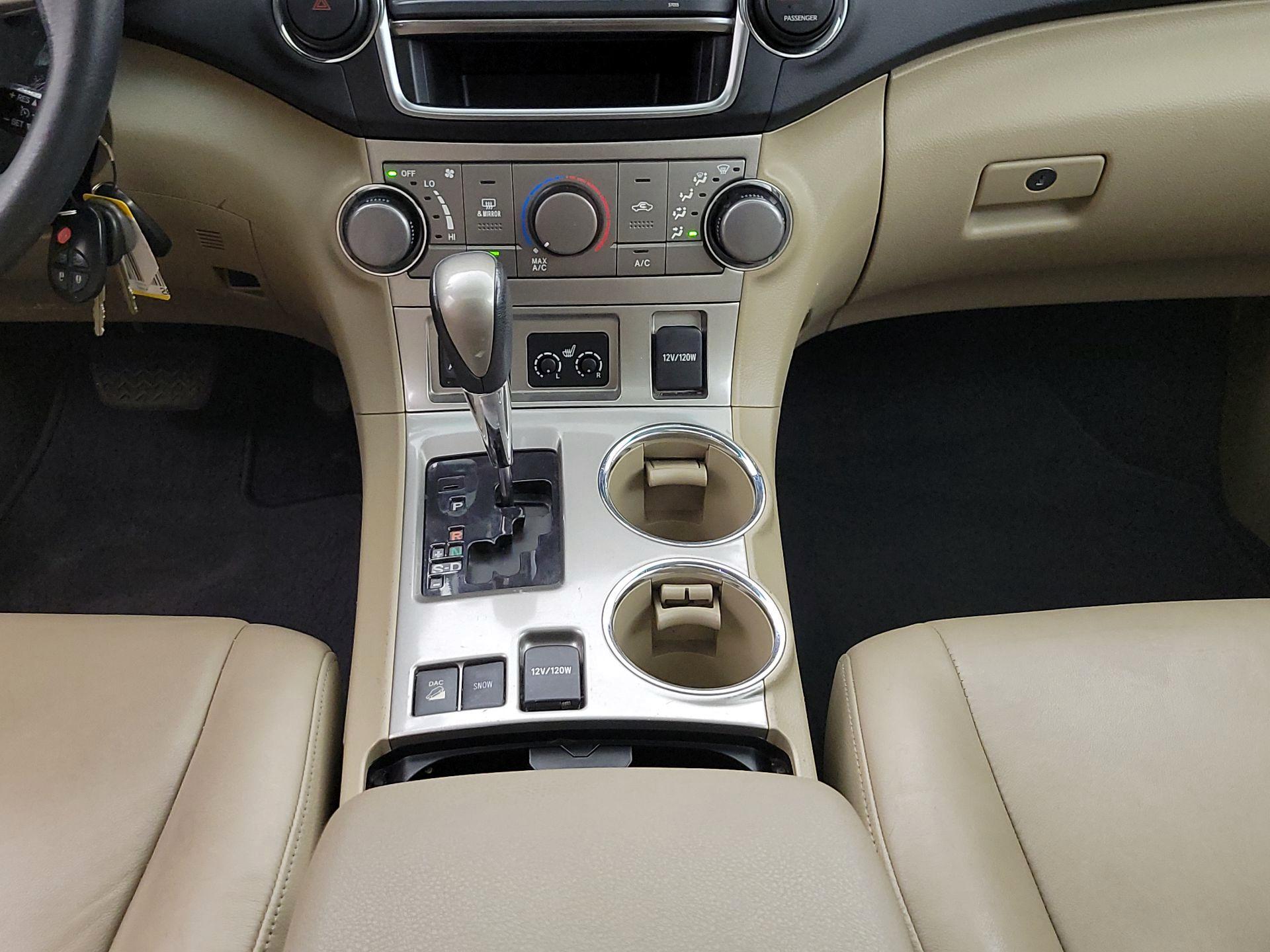 Thumbnail: 2013 Toyota Highlander - 17