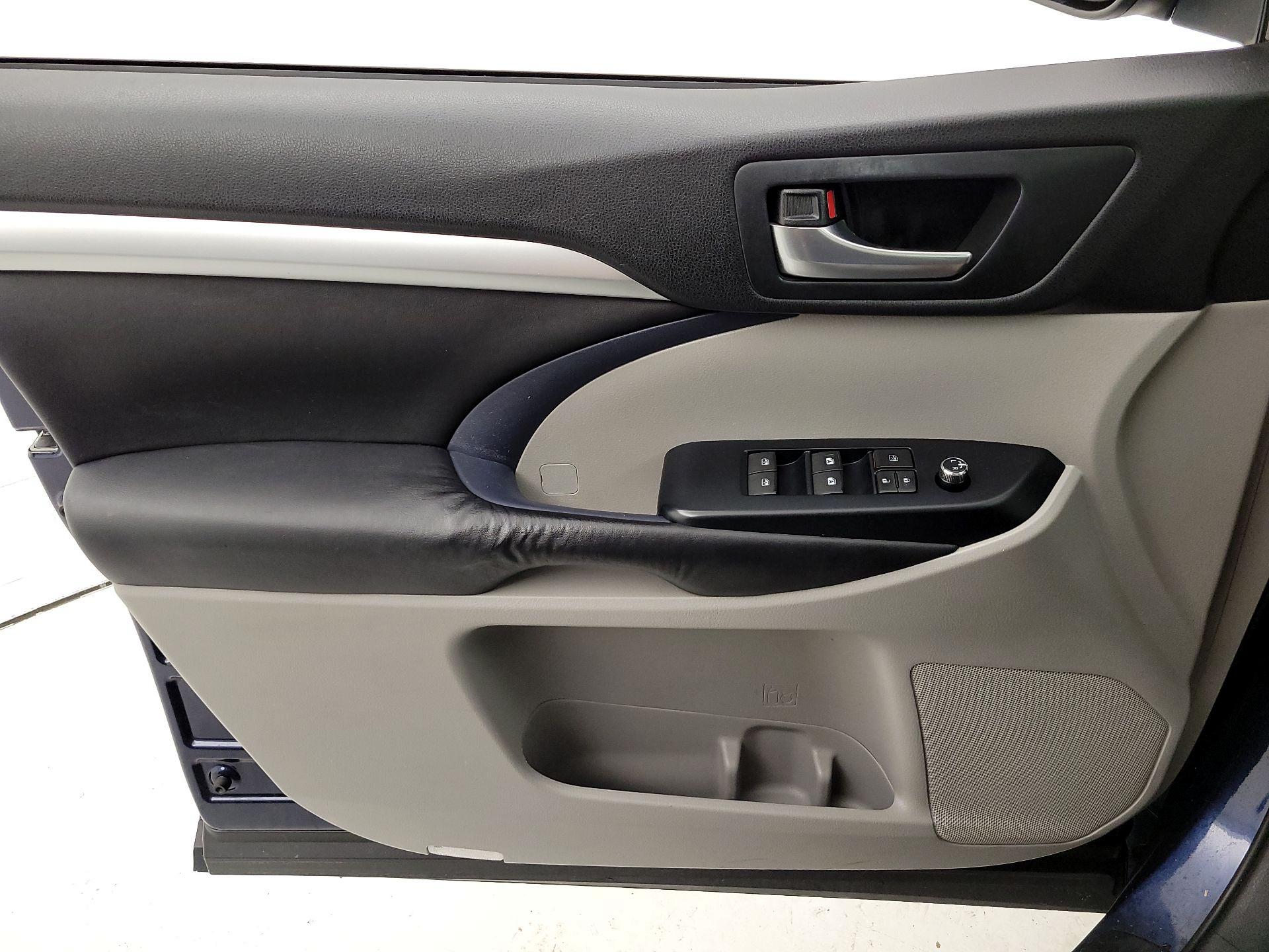 Thumbnail: 2016 Toyota Highlander - 12