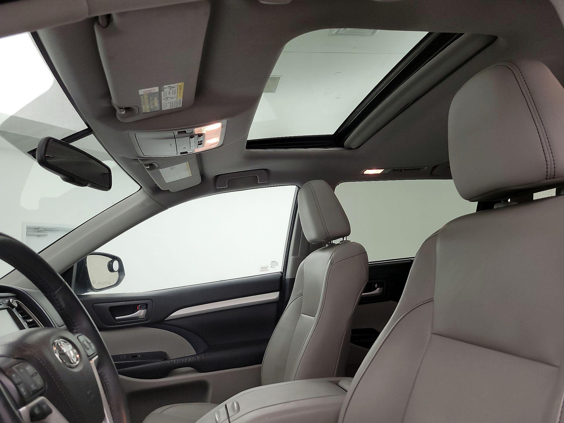 Thumbnail: 2016 Toyota Highlander - 20