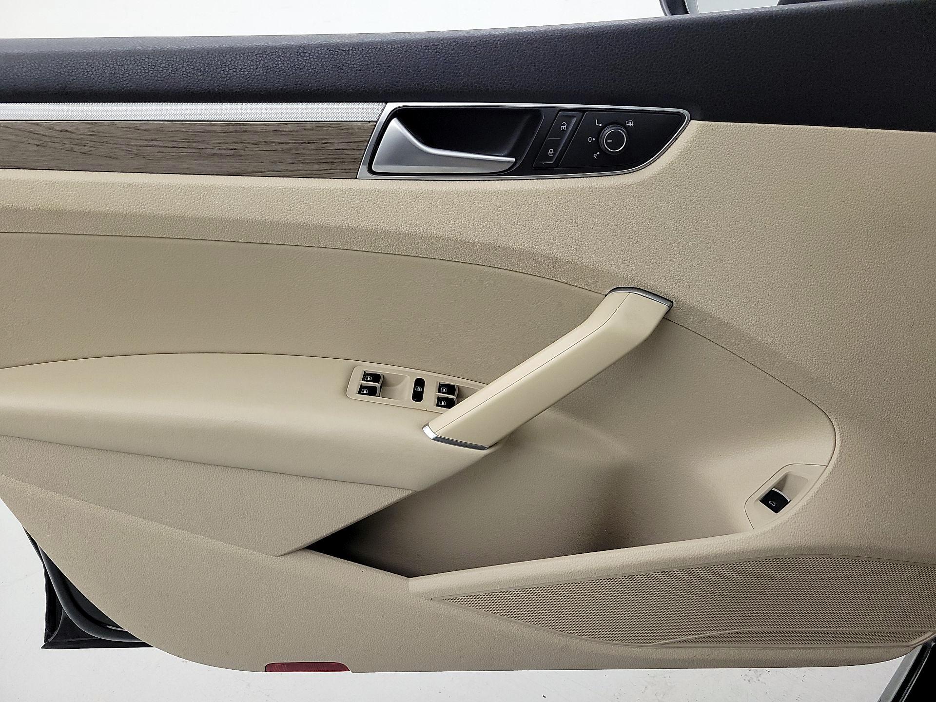 Thumbnail: 2016 Volkswagen Passat - 12