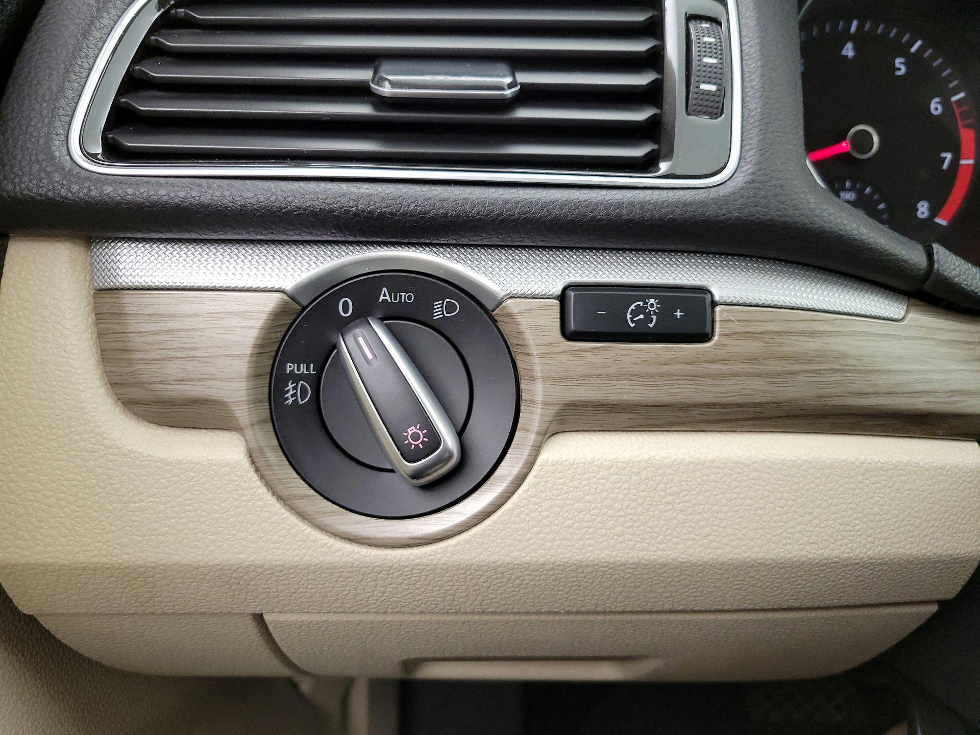 Thumbnail: 2016 Volkswagen Passat - 13