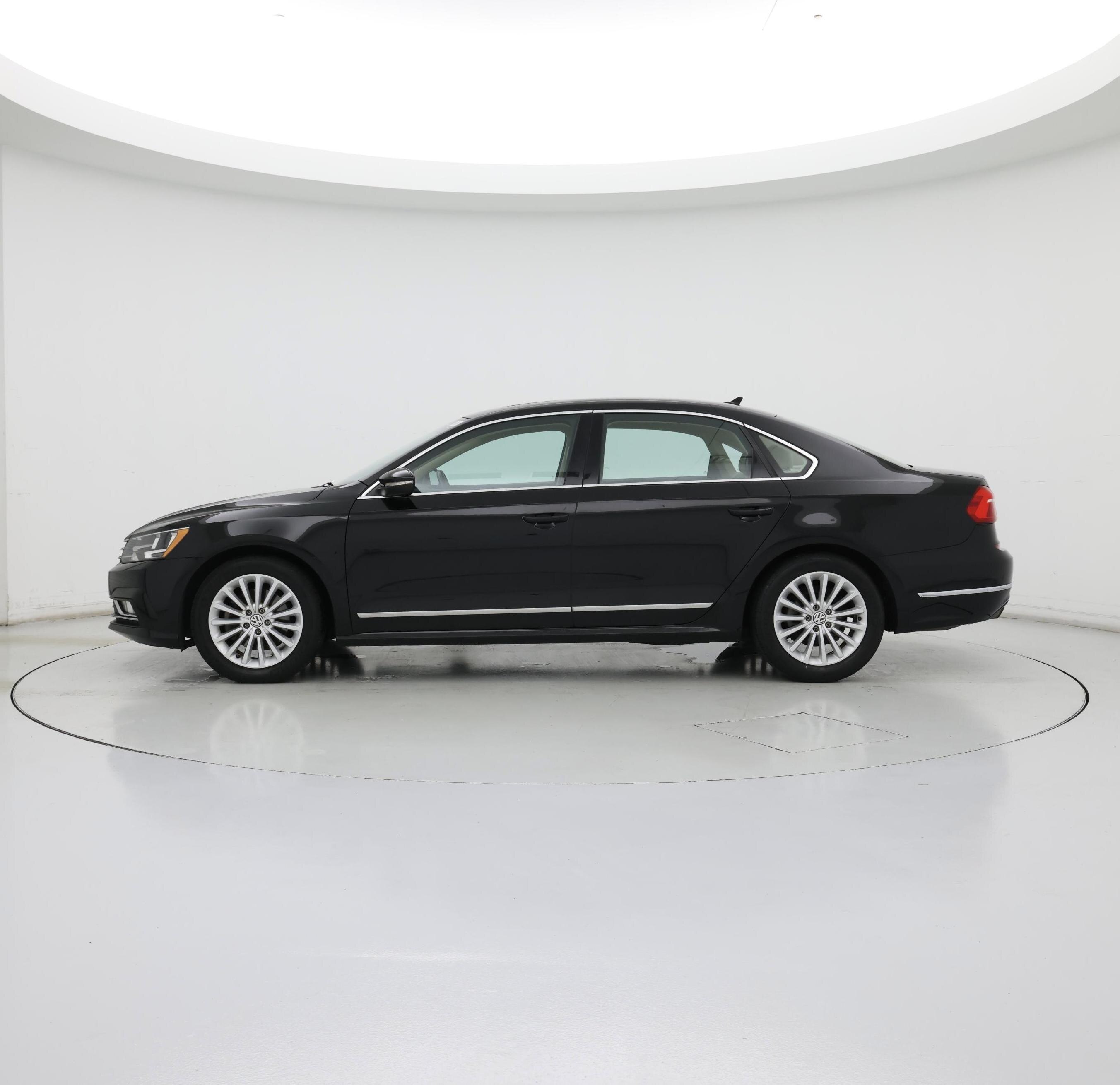 Thumbnail: 2016 Volkswagen Passat - 3
