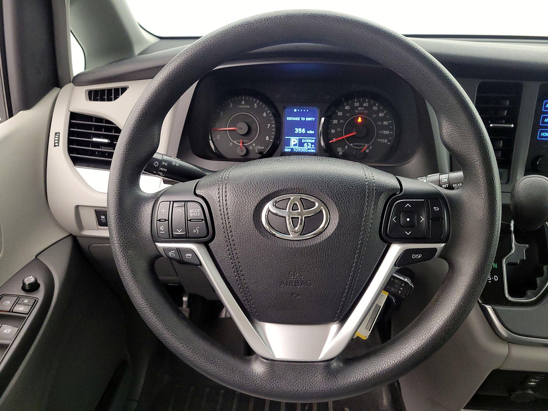 Thumbnail: 2016 Toyota Sienna - 10