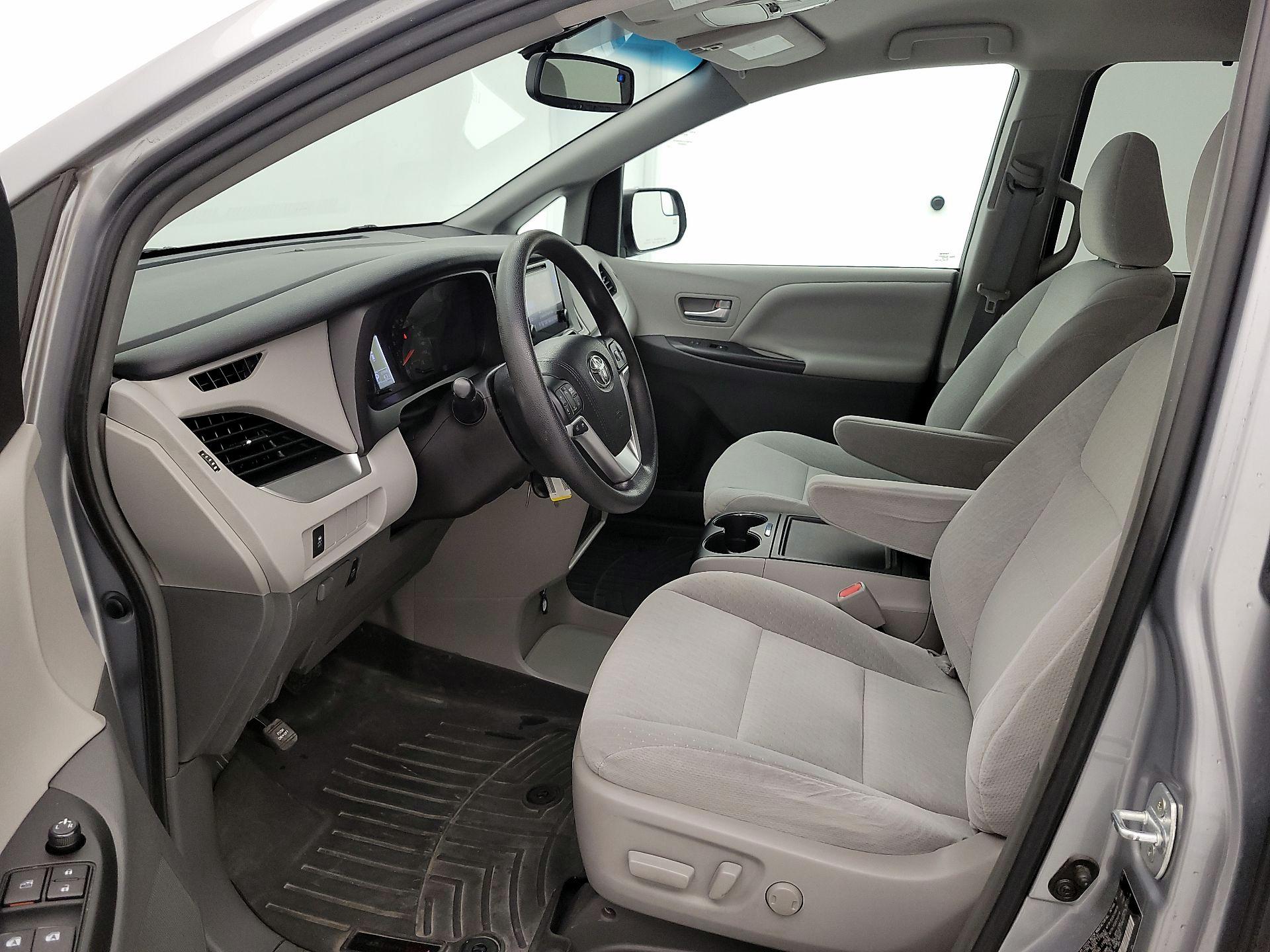 Thumbnail: 2016 Toyota Sienna - 11