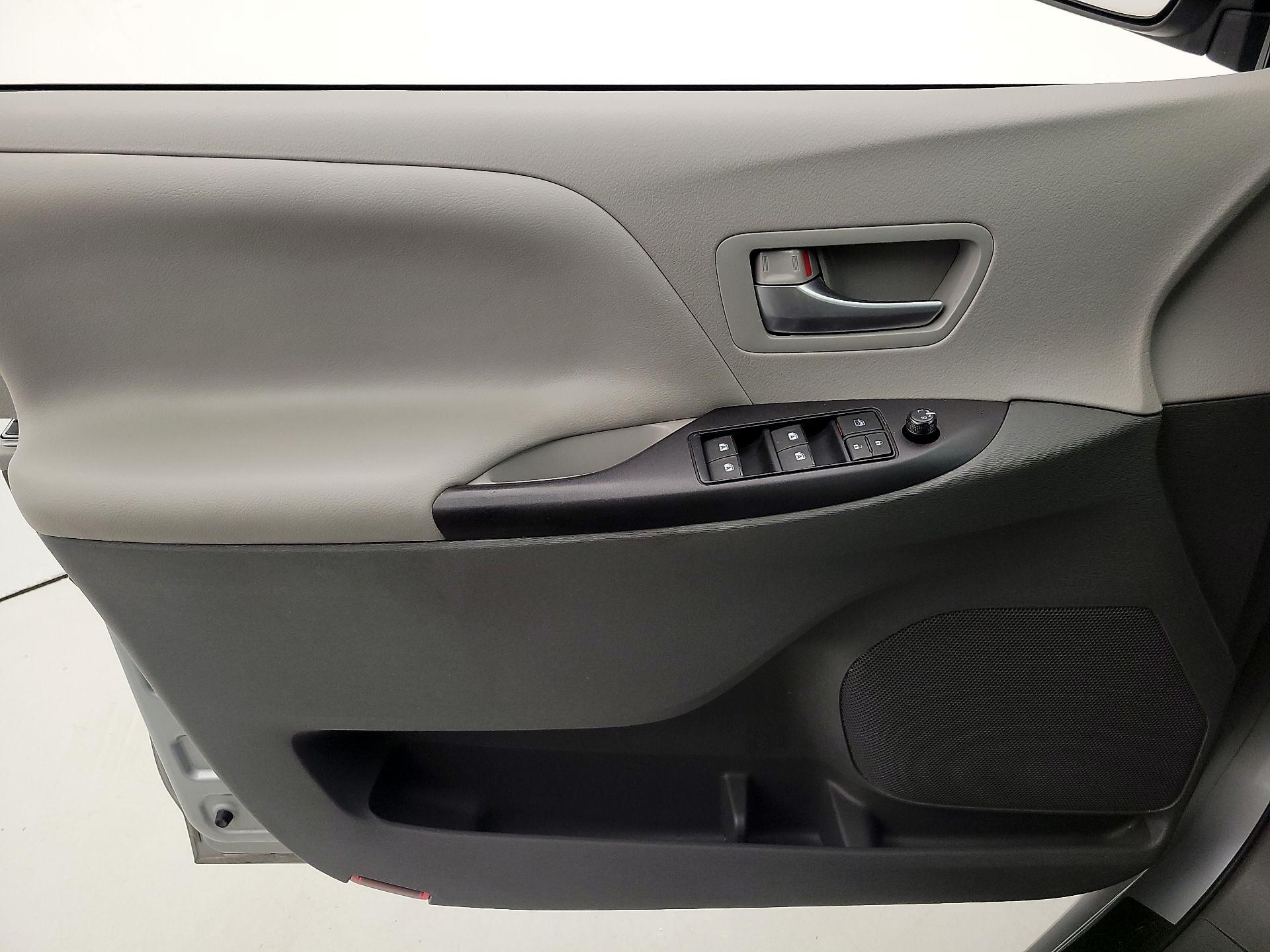 Thumbnail: 2016 Toyota Sienna - 12