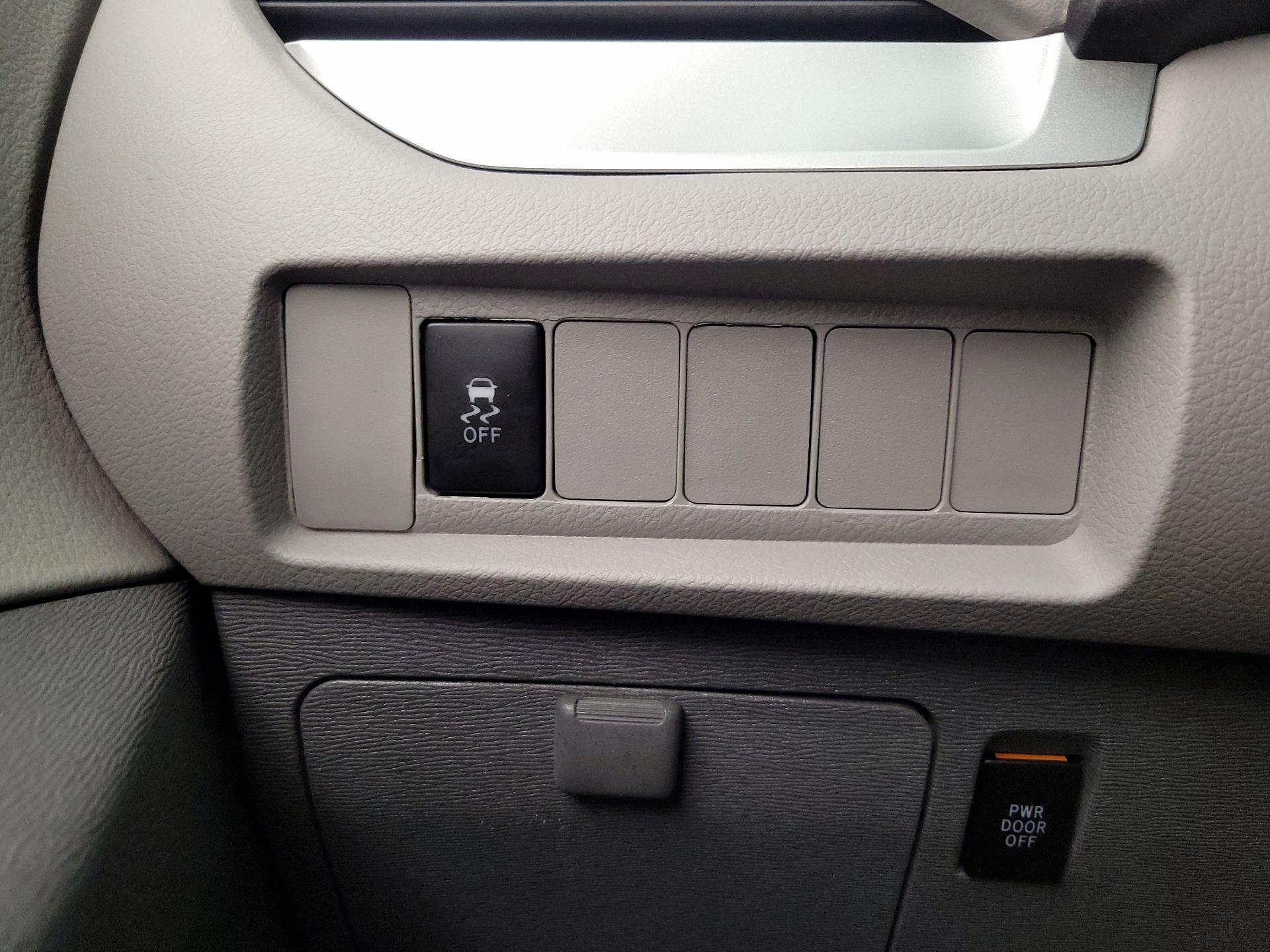 Thumbnail: 2016 Toyota Sienna - 13