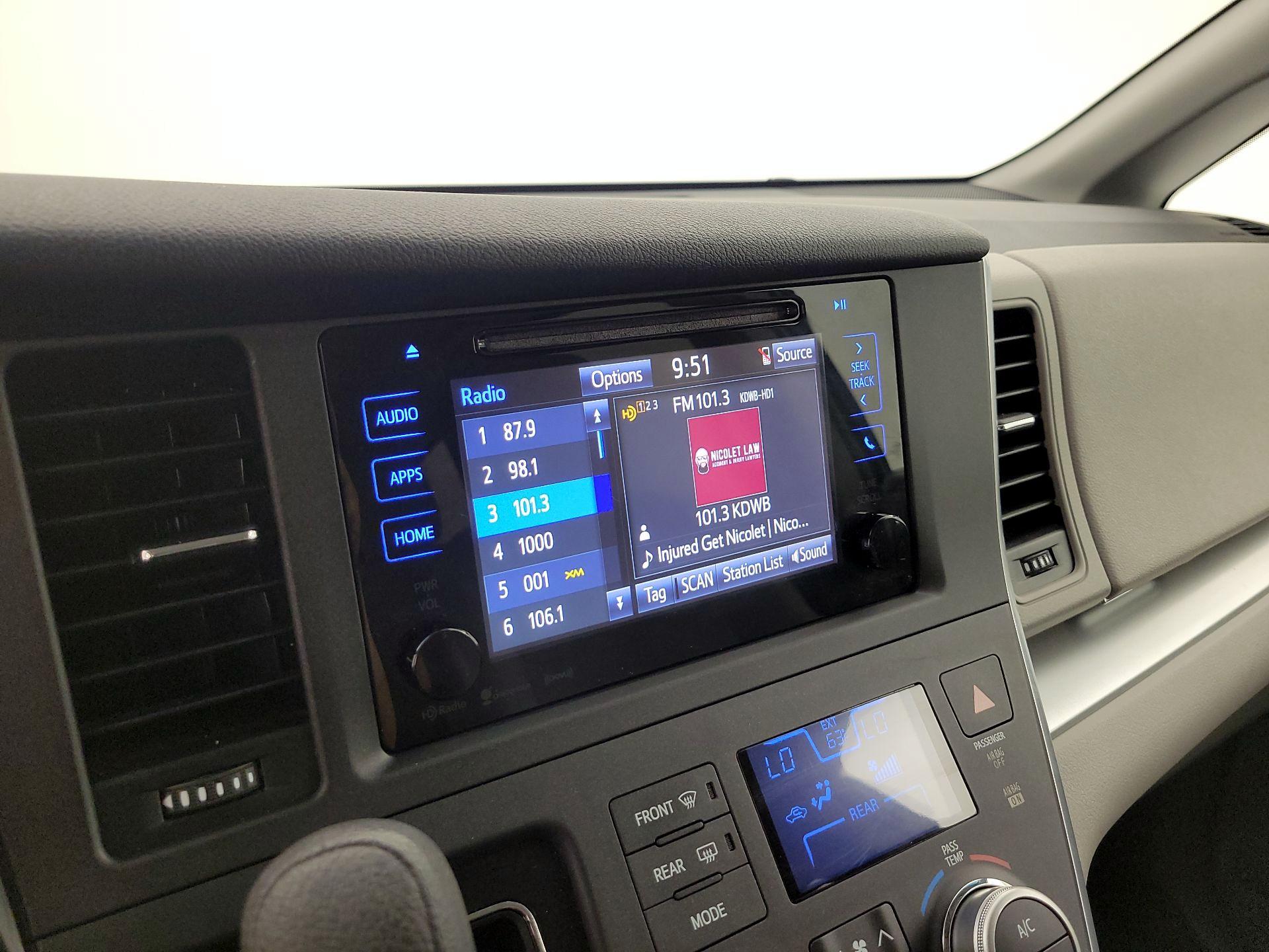 Thumbnail: 2016 Toyota Sienna - 15