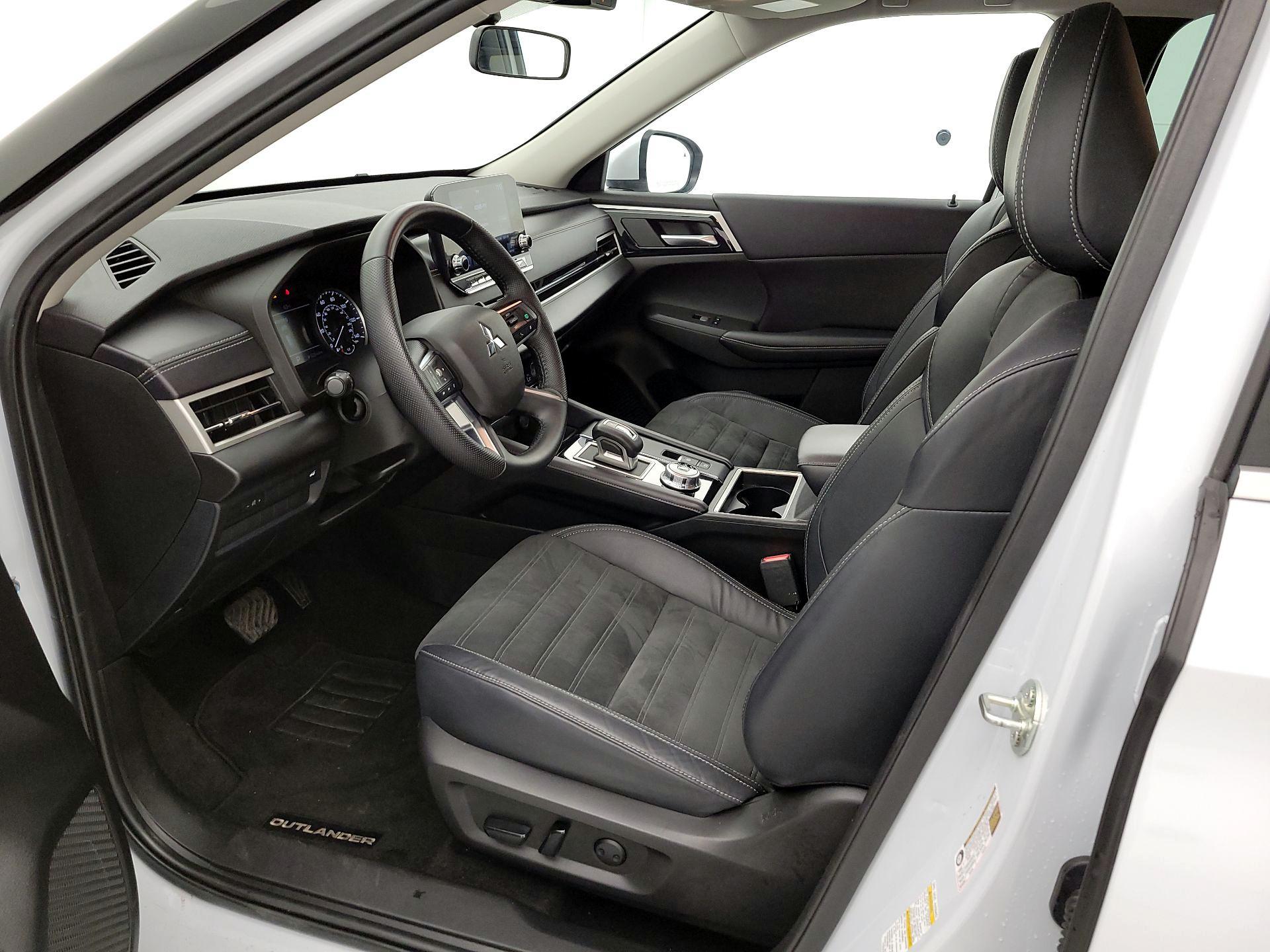 Thumbnail: 2023 Mitsubishi Outlander - 11