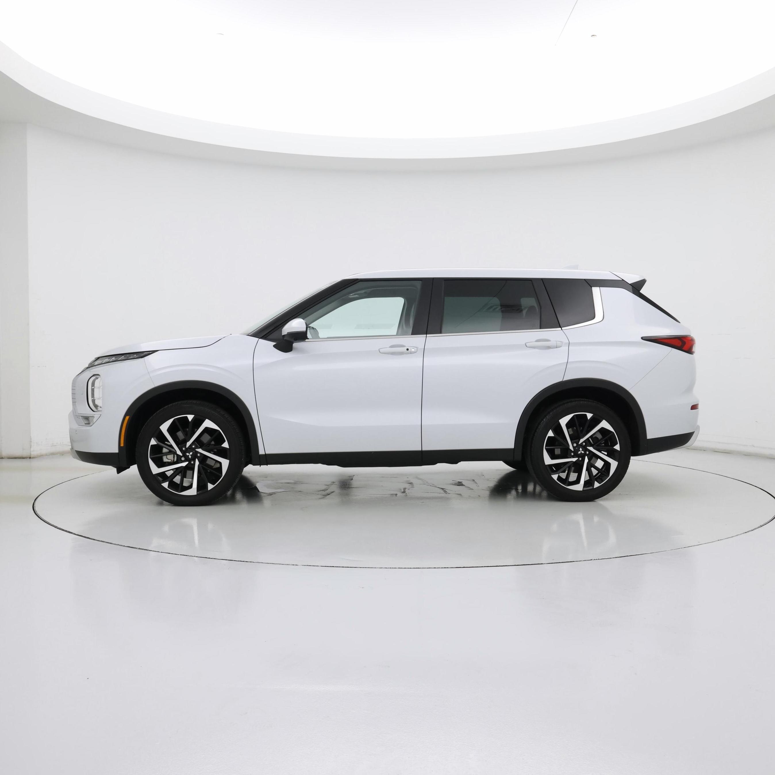 Thumbnail: 2023 Mitsubishi Outlander - 3