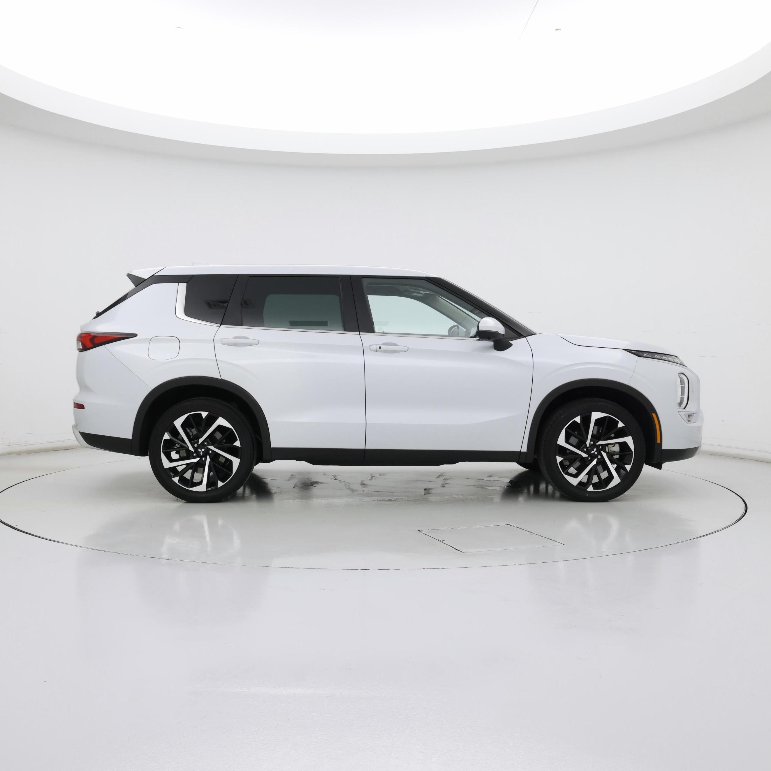 Thumbnail: 2023 Mitsubishi Outlander - 7